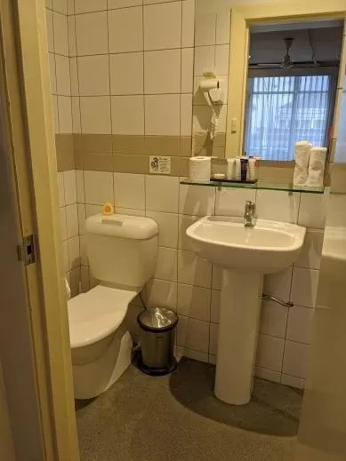 Bathroom in Tolarno Hotel