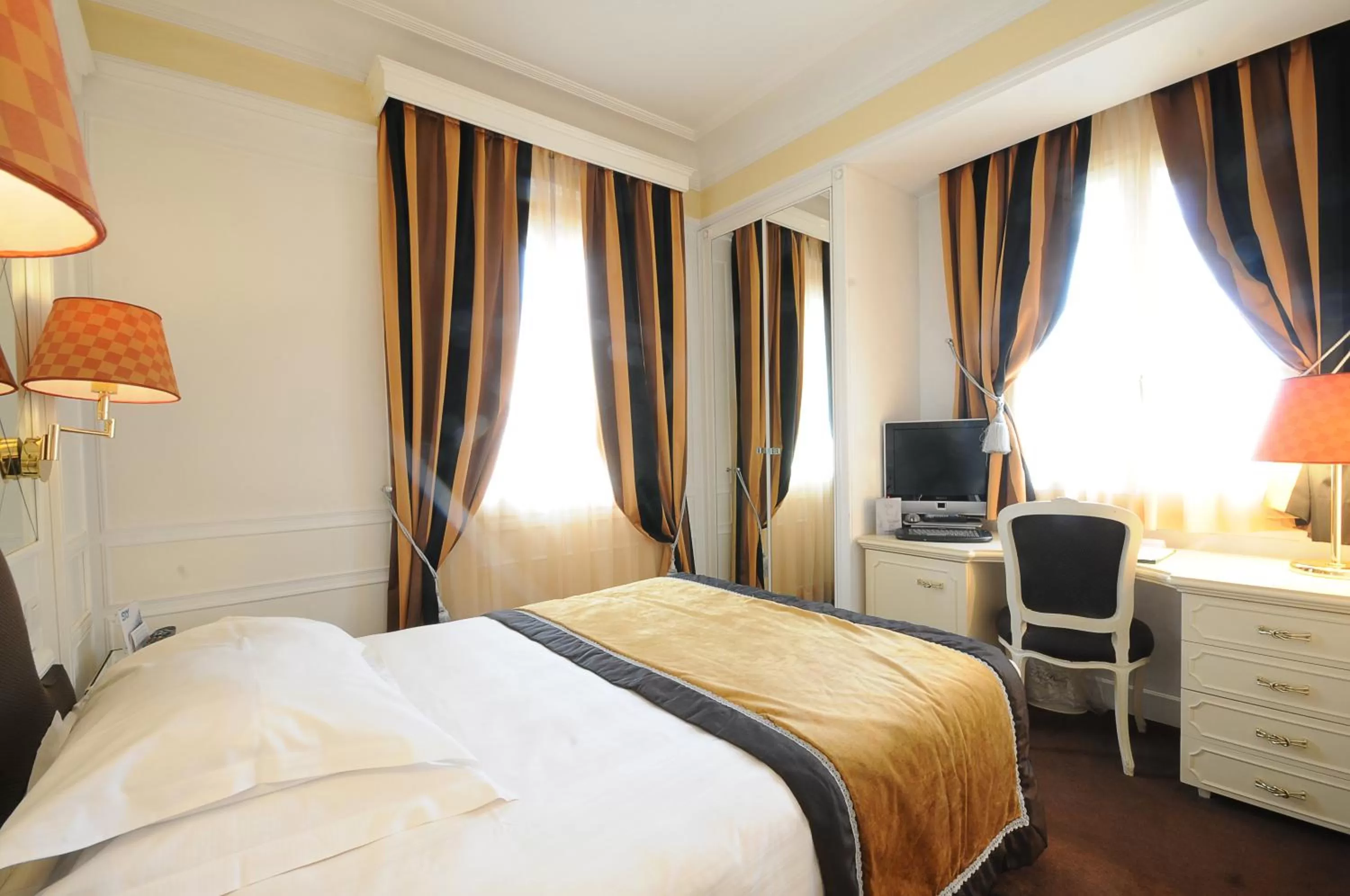 Photo of the whole room, Bed in Grand Hotel Des Bains
