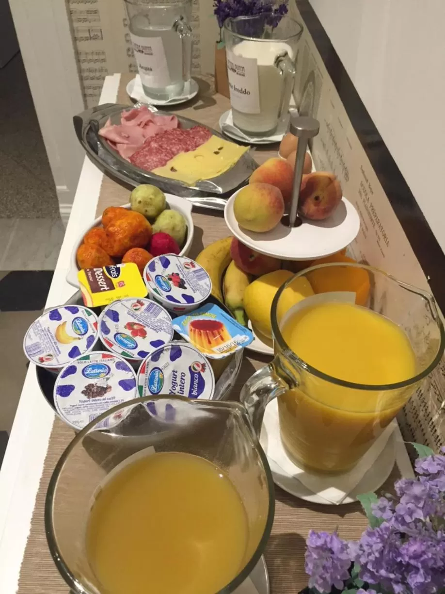 Breakfast in L'Opera Buffa