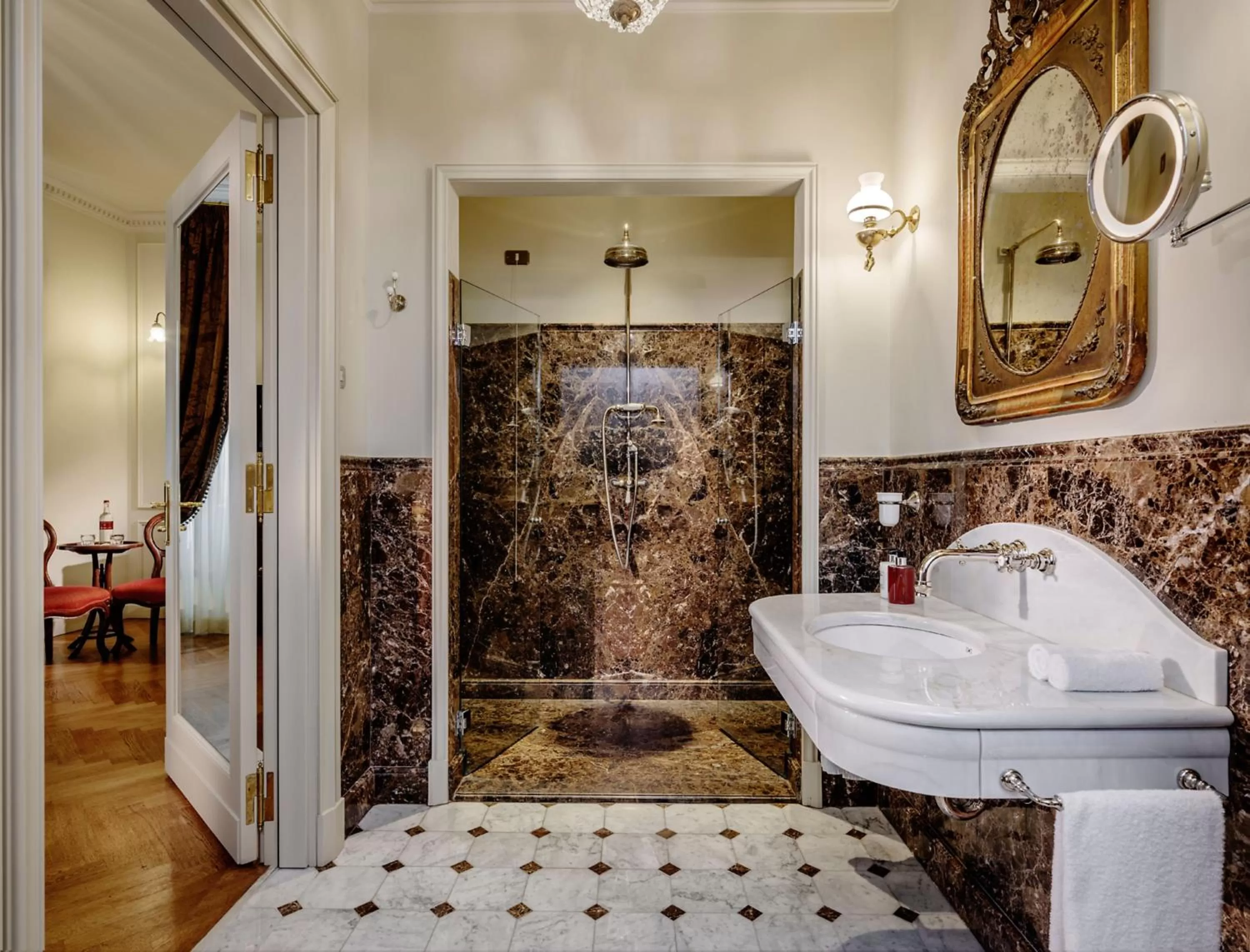 Shower in Hotel Locarno