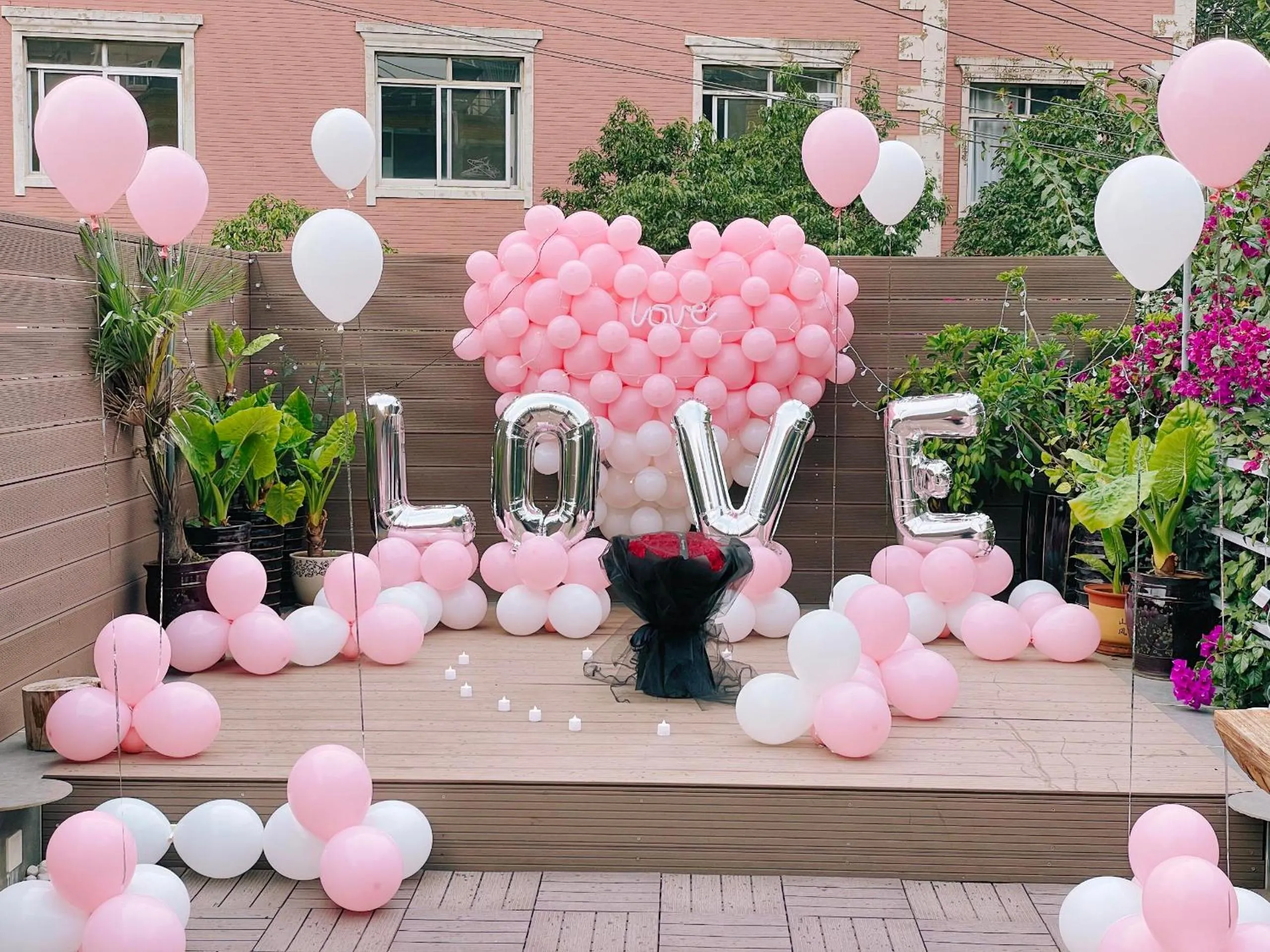 Property building in The Cloudland International Youth Hostel Close to the city center,15 min walks to the subway, Close to the night market, old street, green lake, English-speaking service, free Activity convenient payment and visa cards are accepted