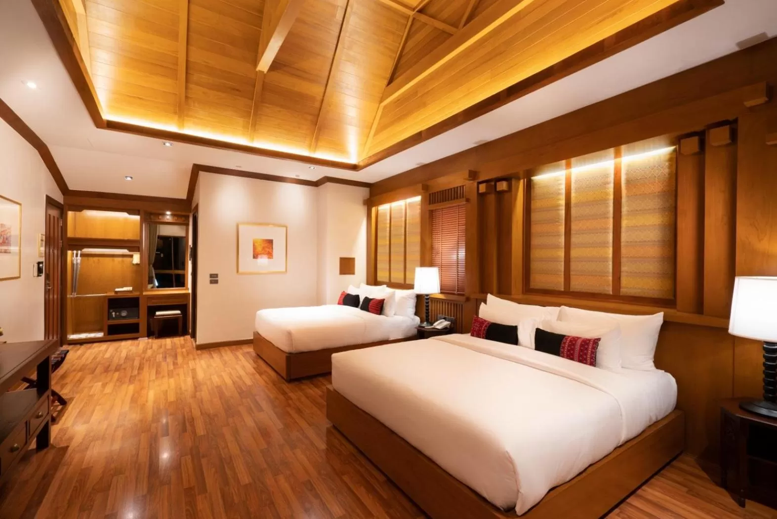 Photo of the whole room, Bed in Phra Singh Village