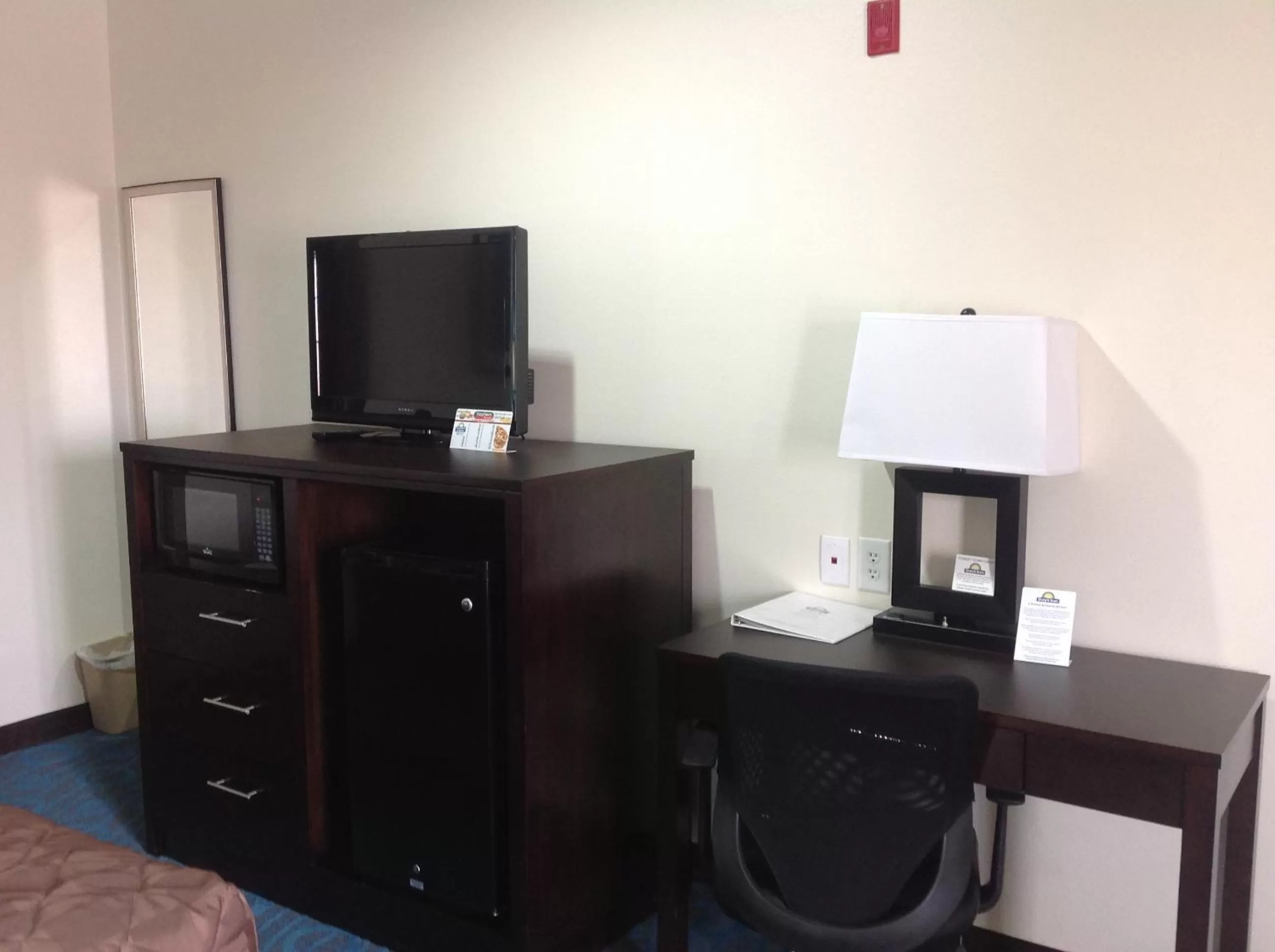 King Suite - Non-Smoking in Days Inn by Wyndham Humble/Houston Intercontinental Airport