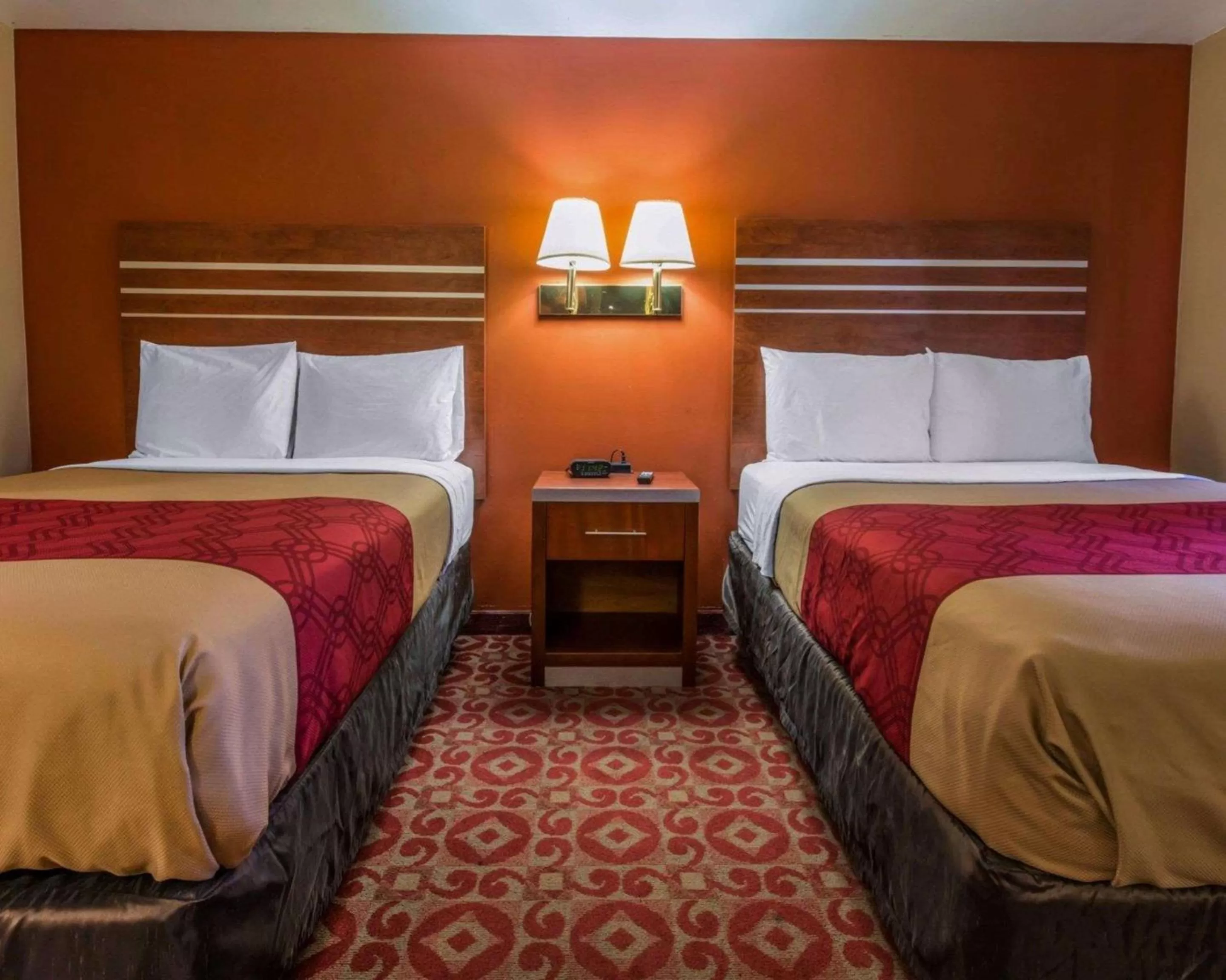 Photo of the whole room, Bed in Econo Lodge