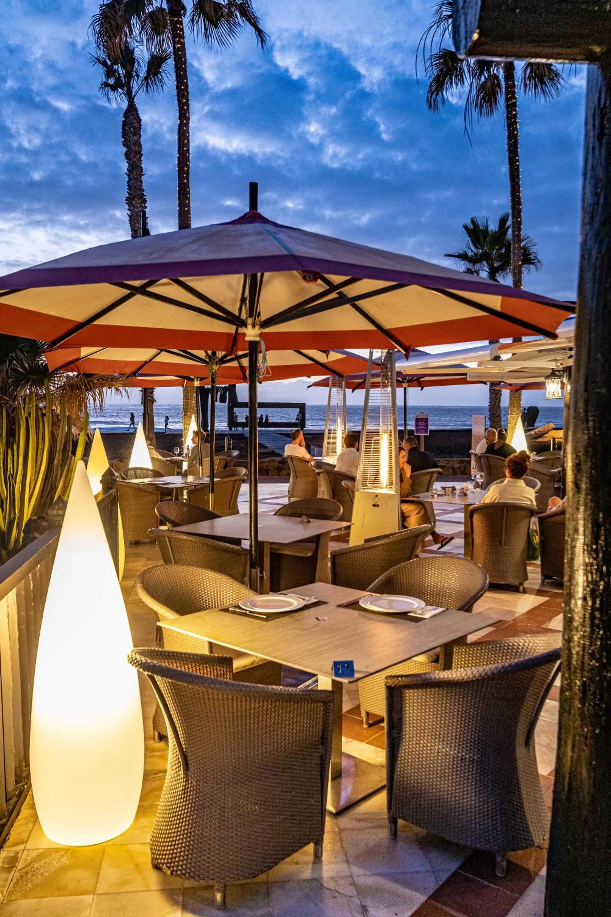 Restaurant/places to eat in Parque Santiago IV Official