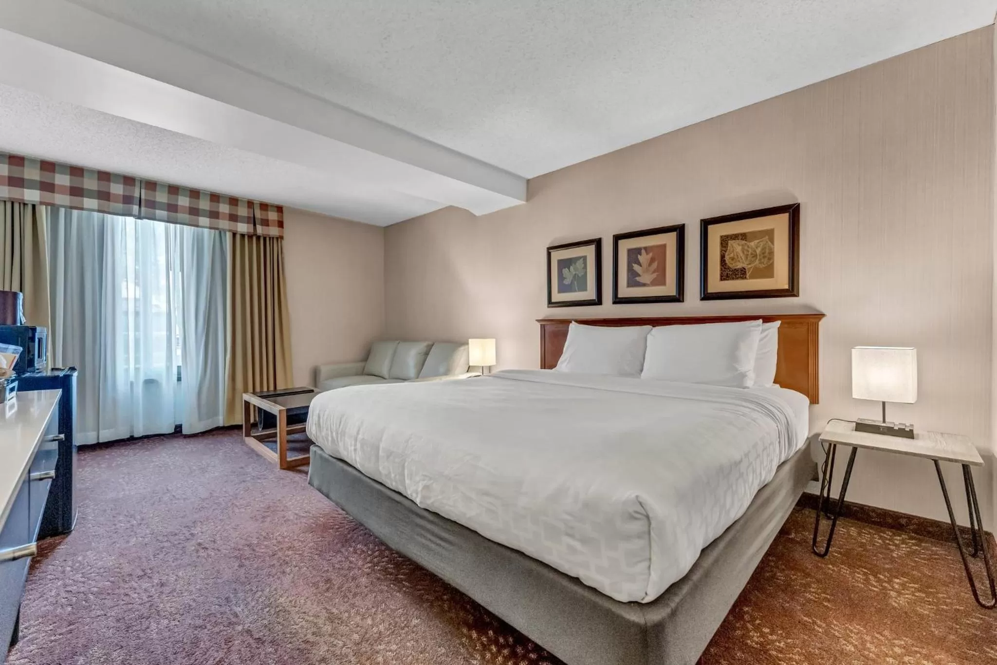 Bed in Buffalo Airport Hotel