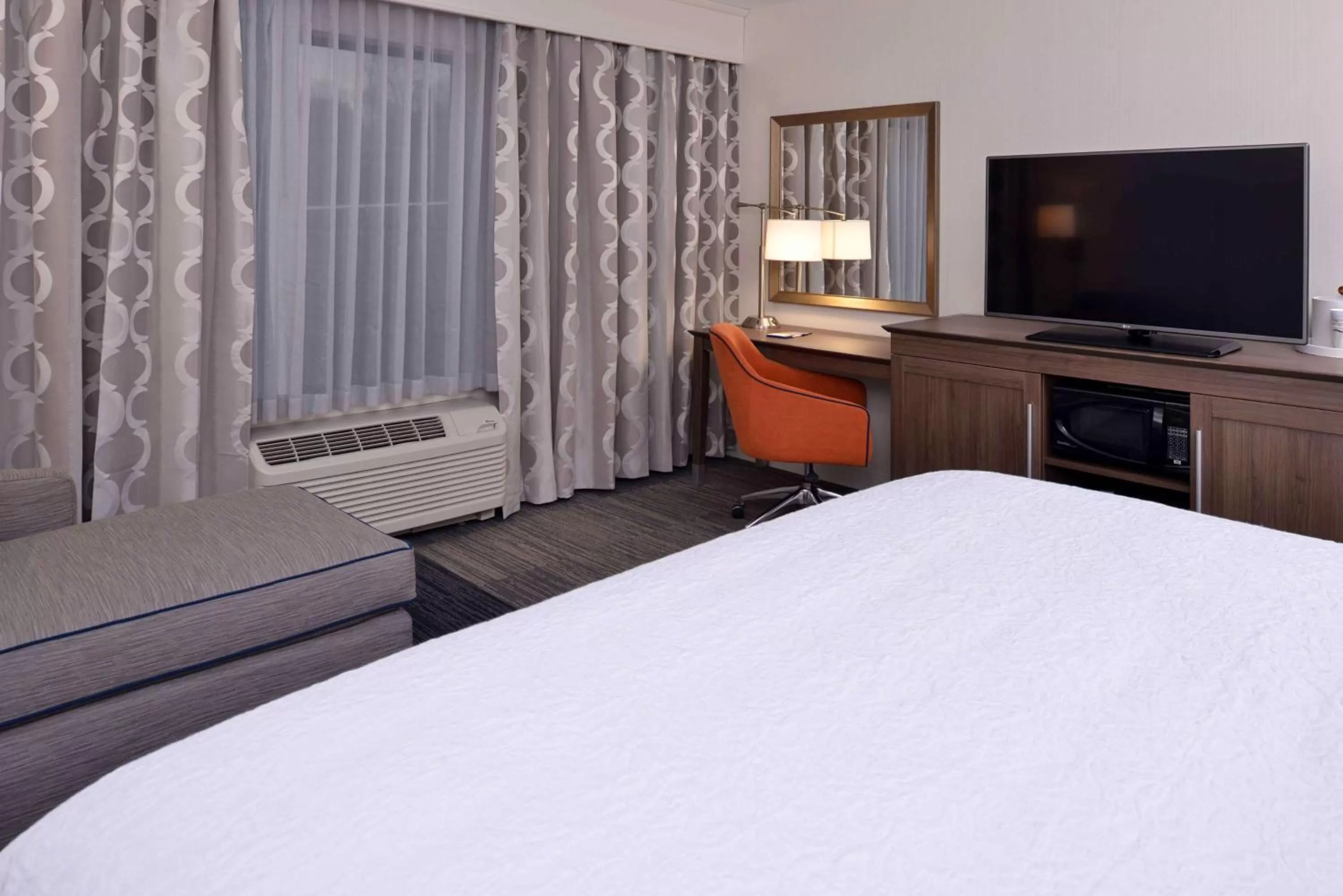 Bed in Hampton Inn & Suites Albany-East Greenbush, NY