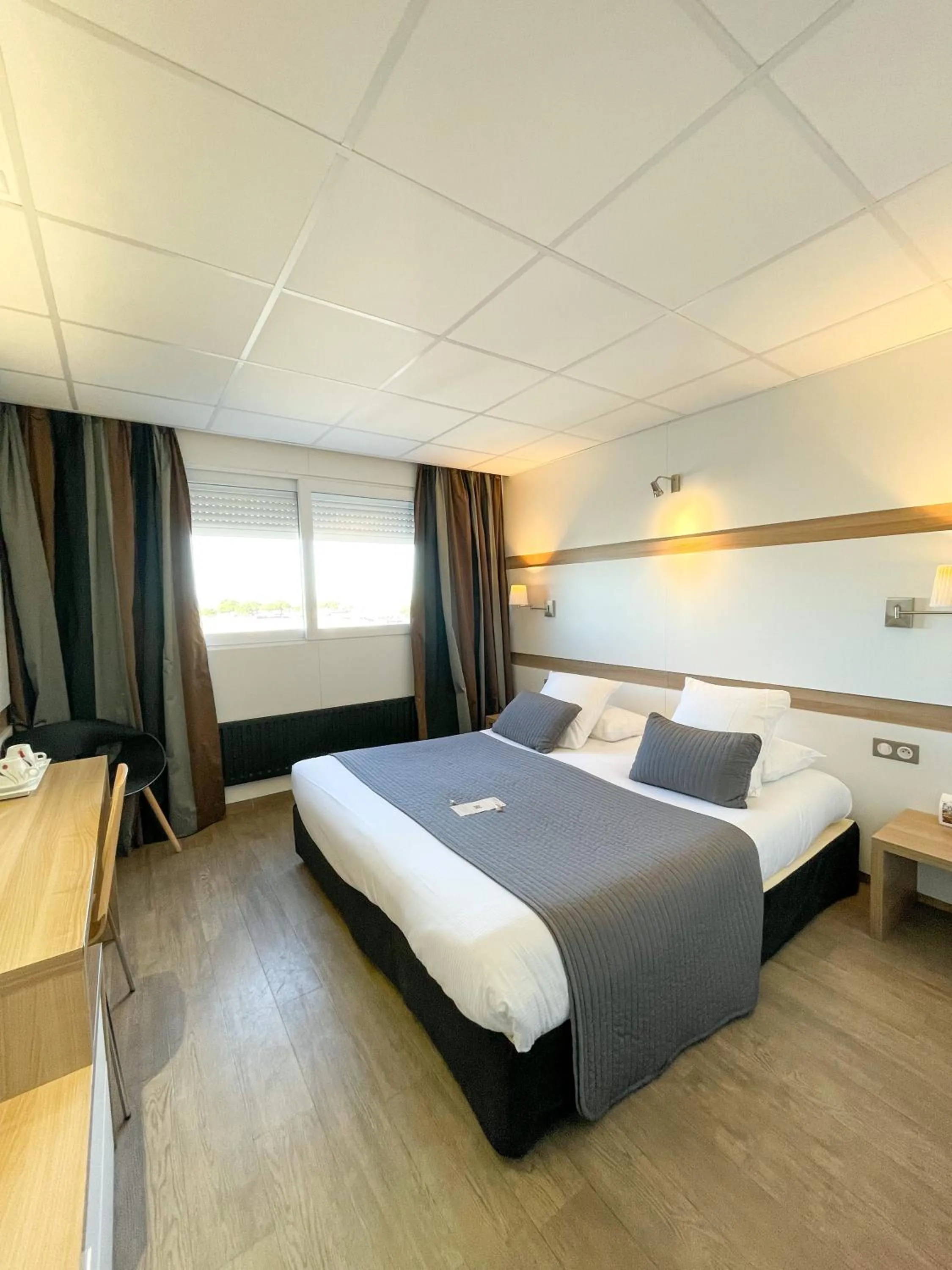 Quiet street view, Bed in The Originals Boutique, Hôtel Neptune, Montpellier Sud