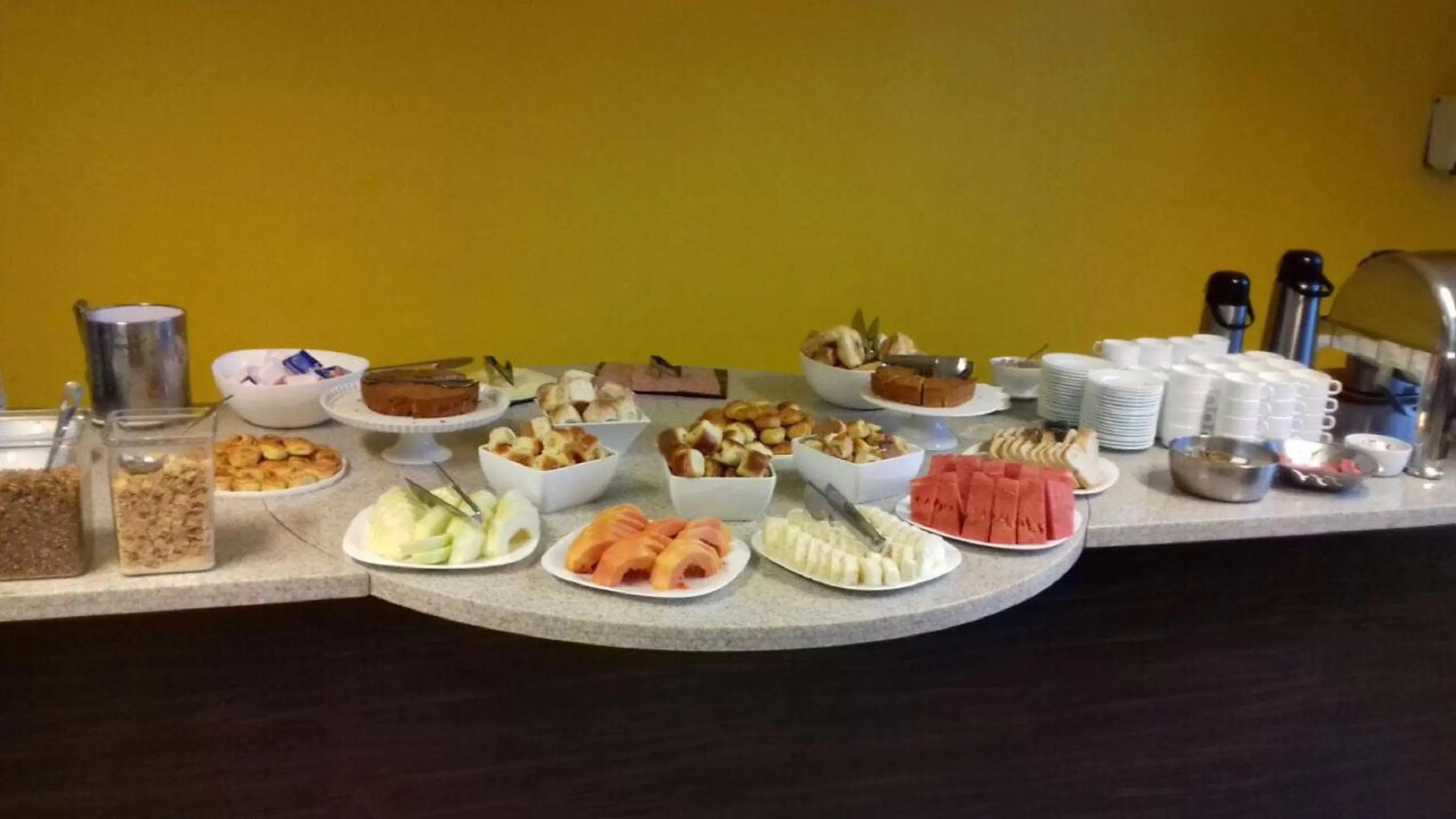 Buffet breakfast in Bittar Inn