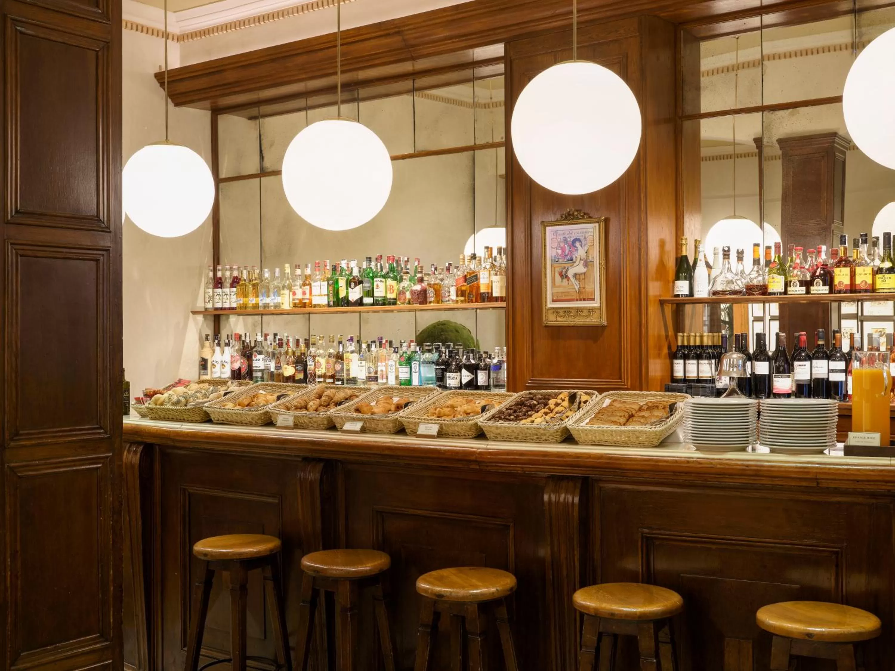 Restaurant/places to eat in Hotel Astoria