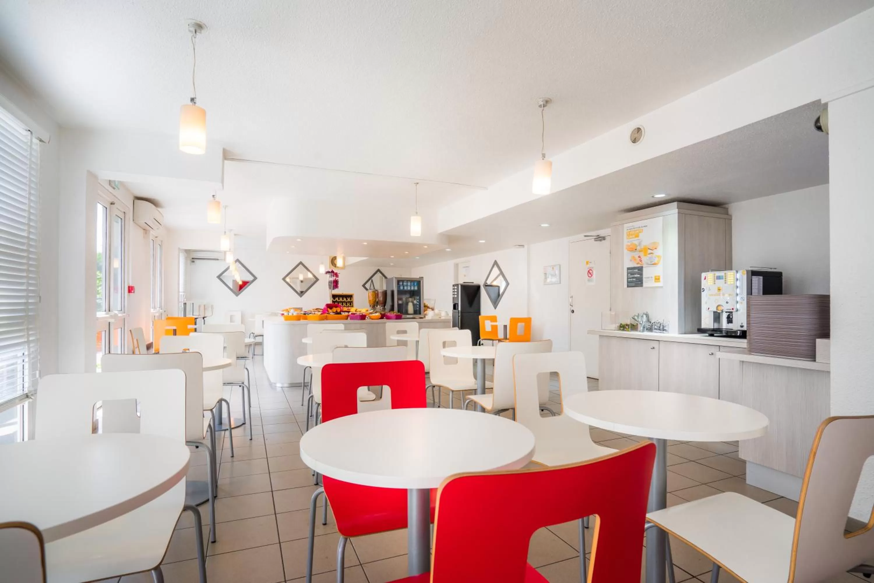 Restaurant/places to eat in Première Classe Rosny Sous Bois