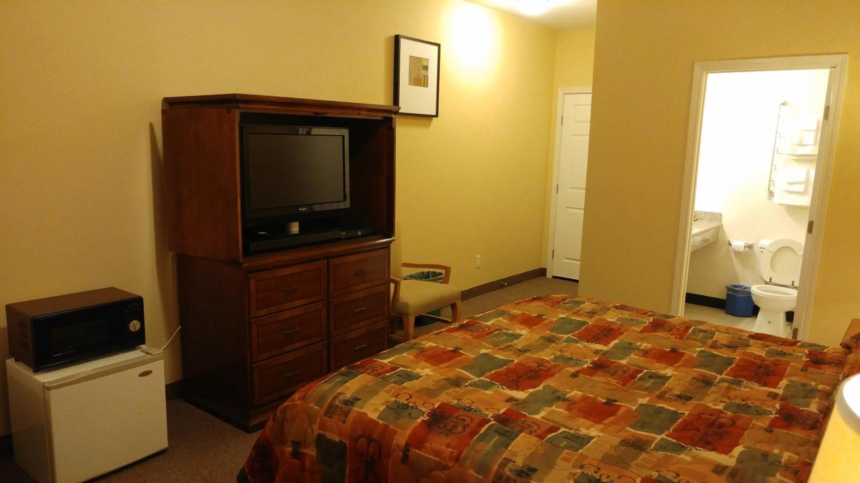 Bedroom, Bed in Country Regency Inn & Suites
