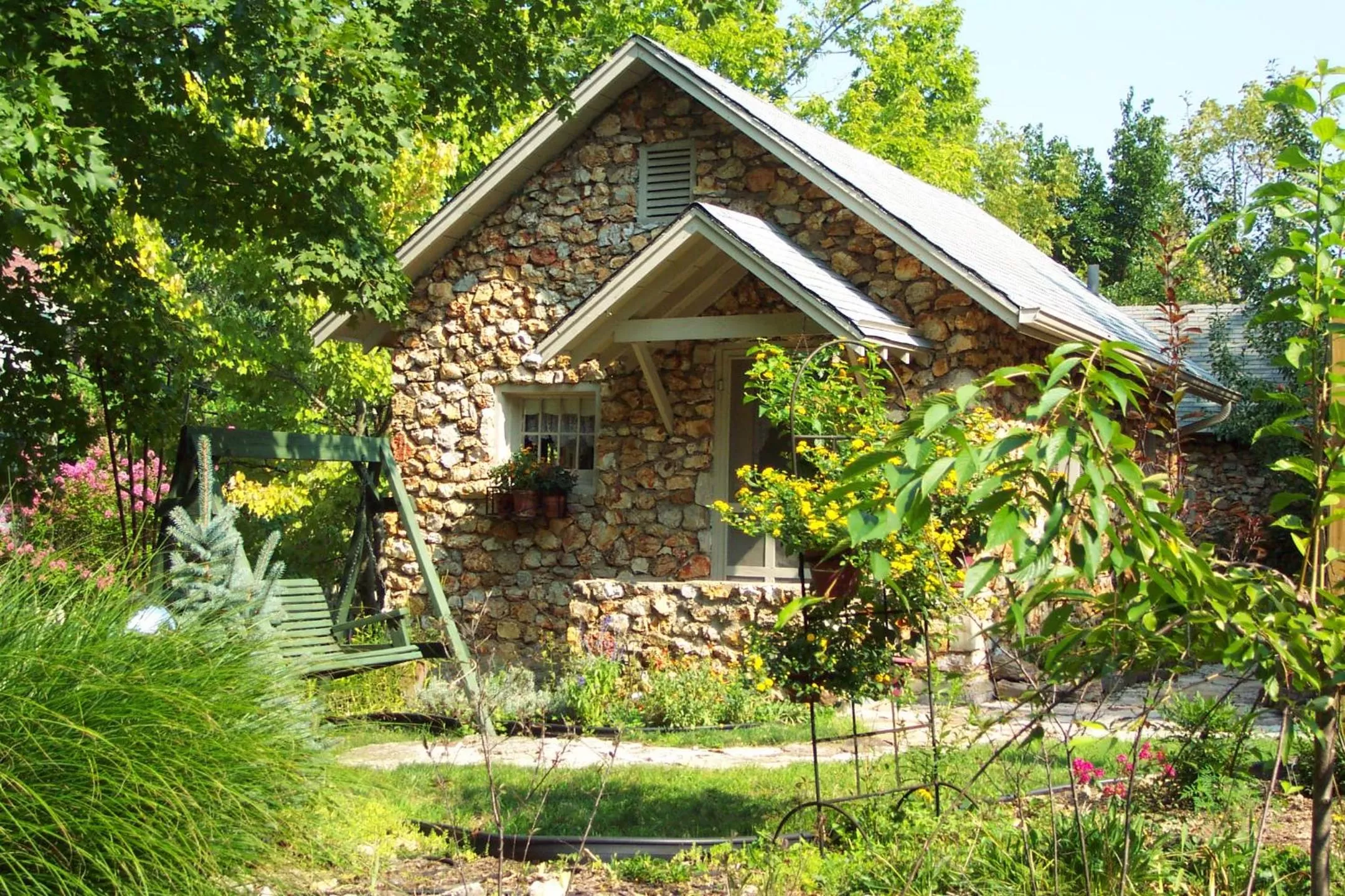 Inner courtyard view, Property Building in Rock Cottage Gardens B&B