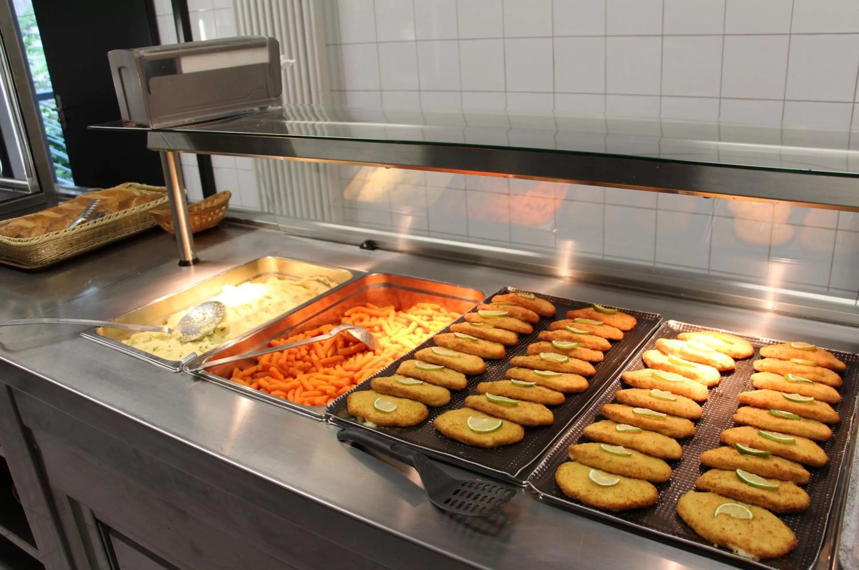 Restaurant/places to eat in Geneva Hostel