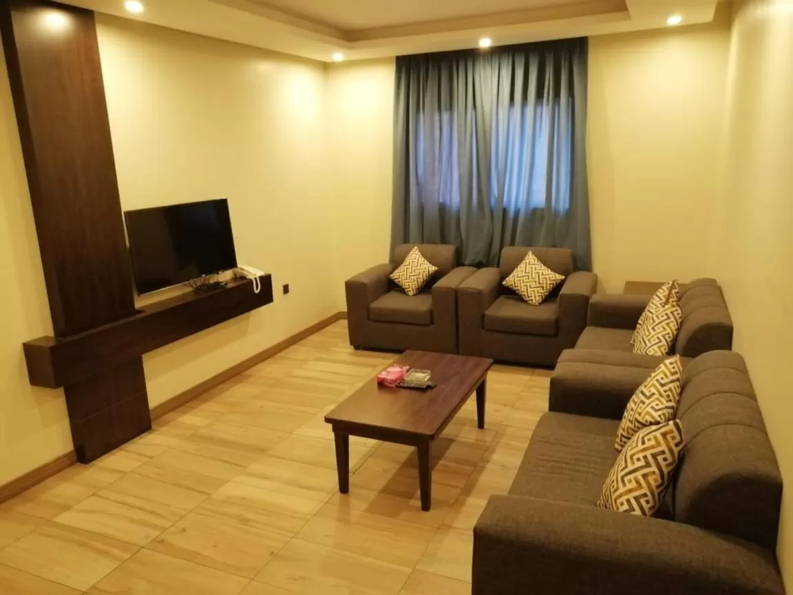 Communal lounge/ TV room in شقق درر رامه للشقق المخدومة 10