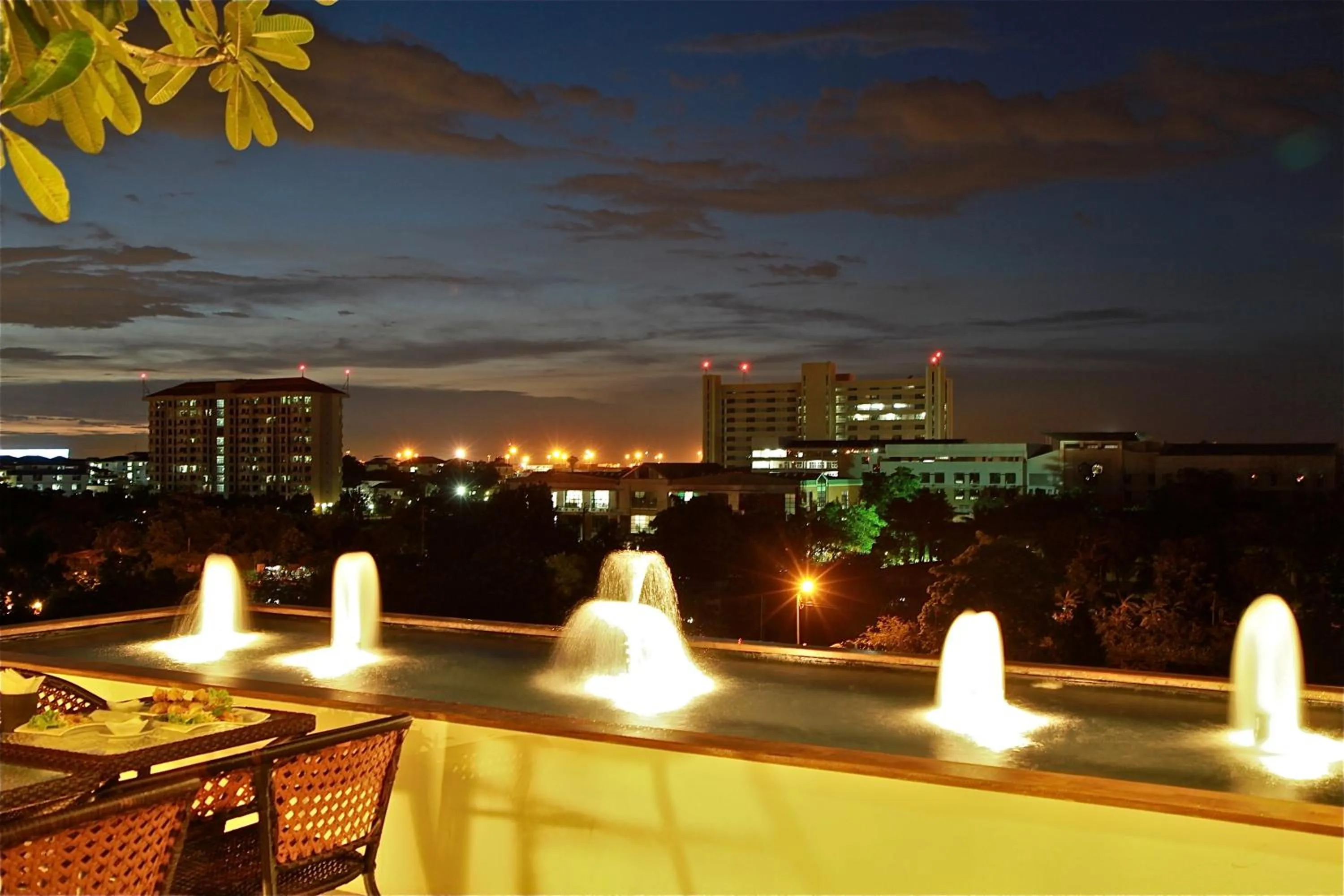 Restaurant/places to eat in Suvarnabhumi Suite Hotel