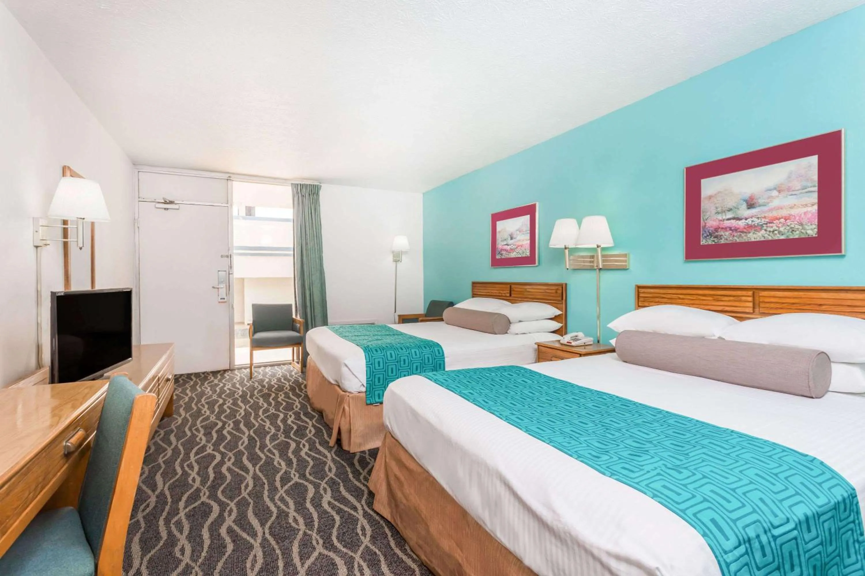 Photo of the whole room, Bed in Howard Johnson by Wyndham Commerce GA