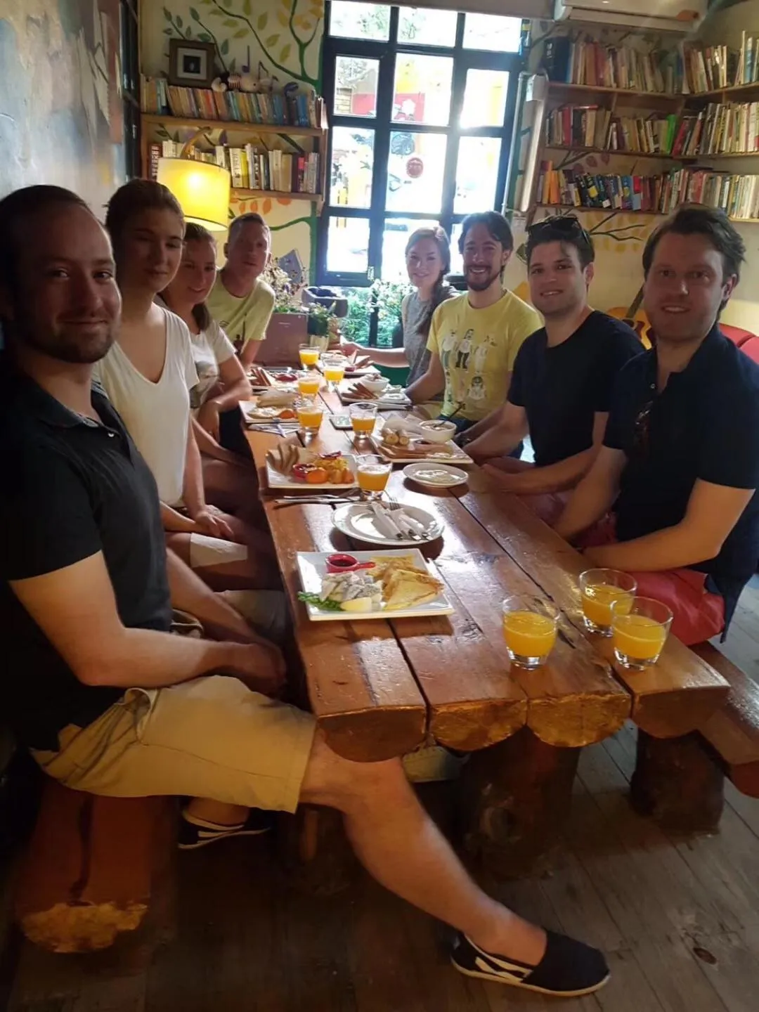 Restaurant/places to eat in The Cloudland International Youth Hostel Close to the city center,15 min walks to the subway, Close to the night market, old street, green lake, English-speaking service, free Activity convenient payment and visa cards are accepted