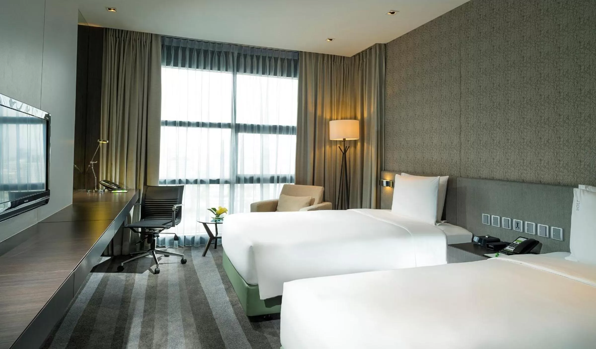 Bedroom, Bed in Holiday Inn Bangkok Sukhumvit by IHG