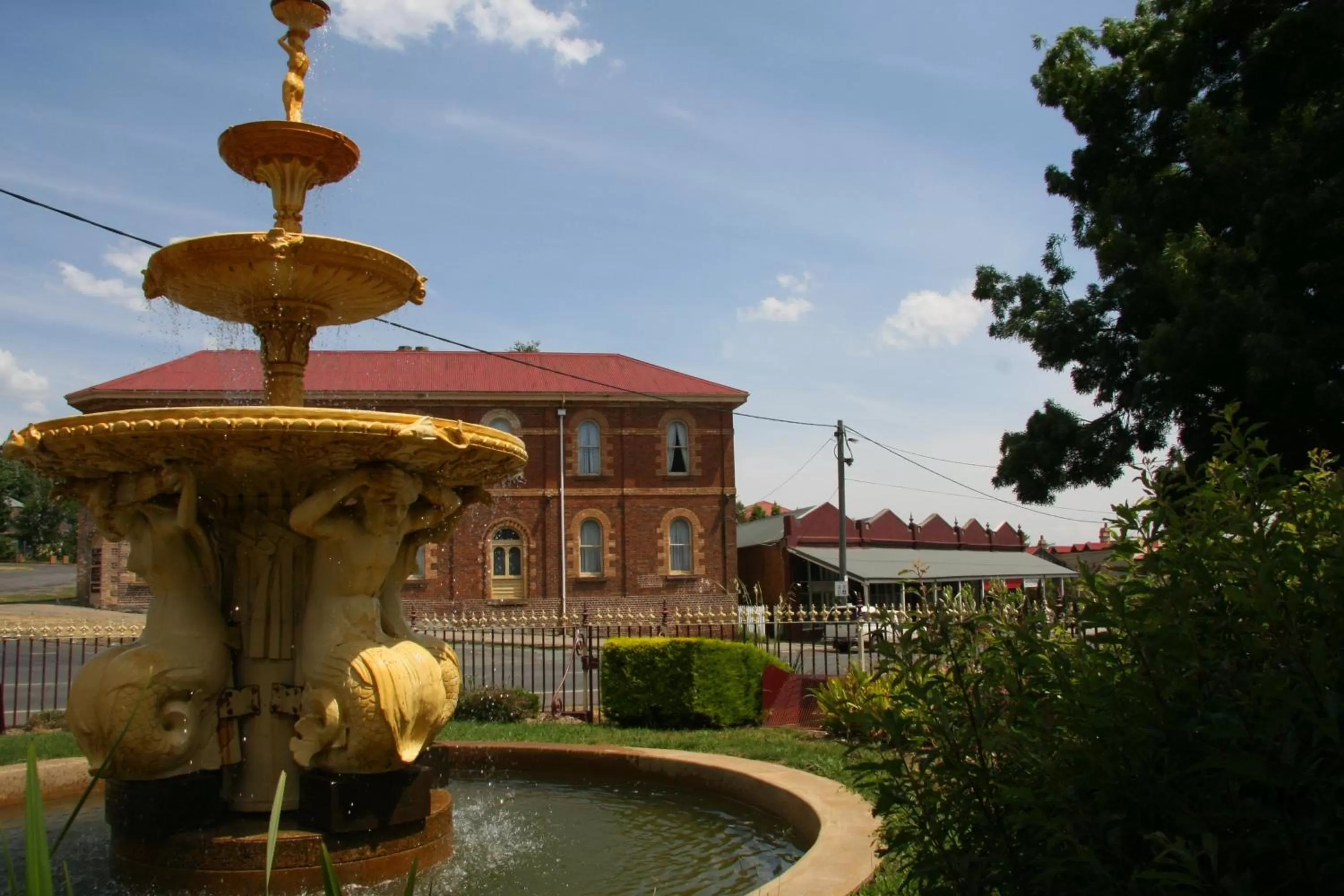 Facade/entrance in Central Springs Inn