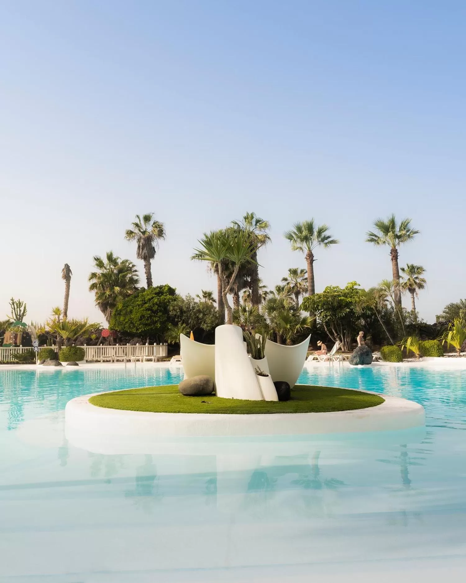 Swimming pool in Parque Santiago IV Official