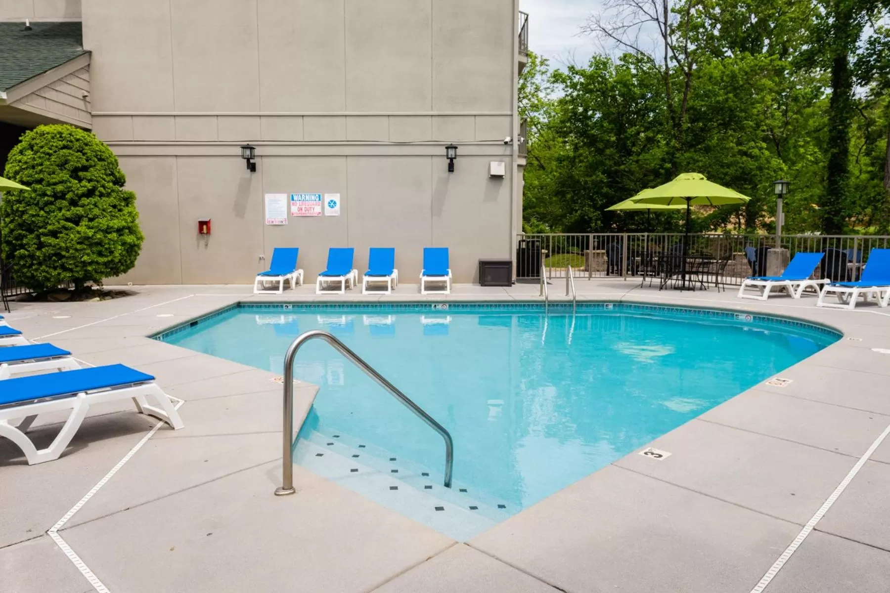Swimming pool in Twin Mountain Inn & Suites