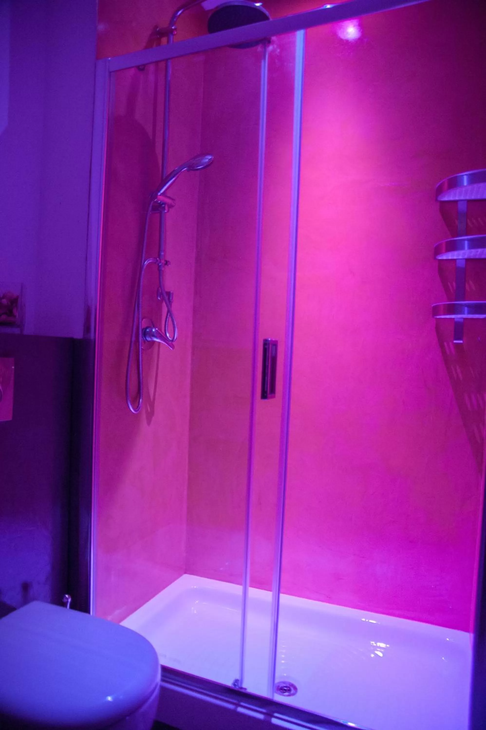 Shower in L'Opera Buffa