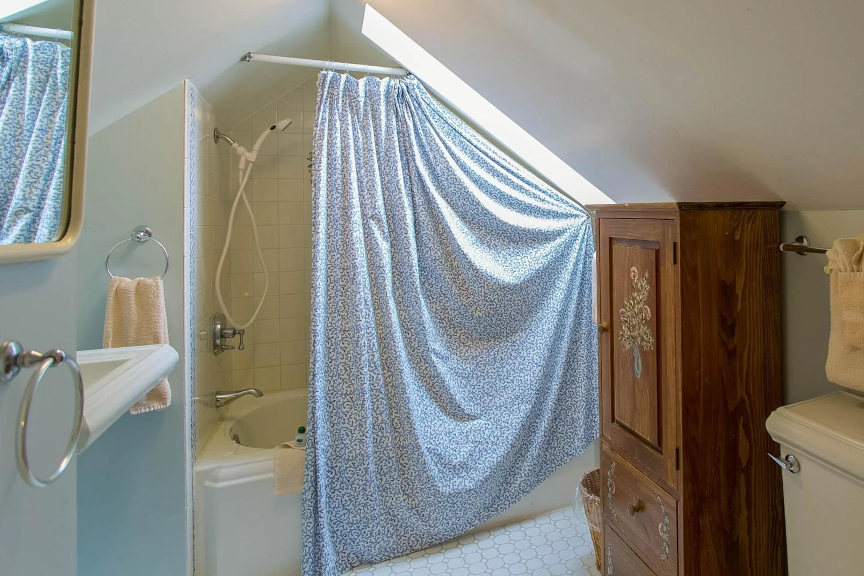 Arlo’s Suite, 2 Bedrooms, 1 Queen Bed, 2 Double Beds in Apple Tree Inn