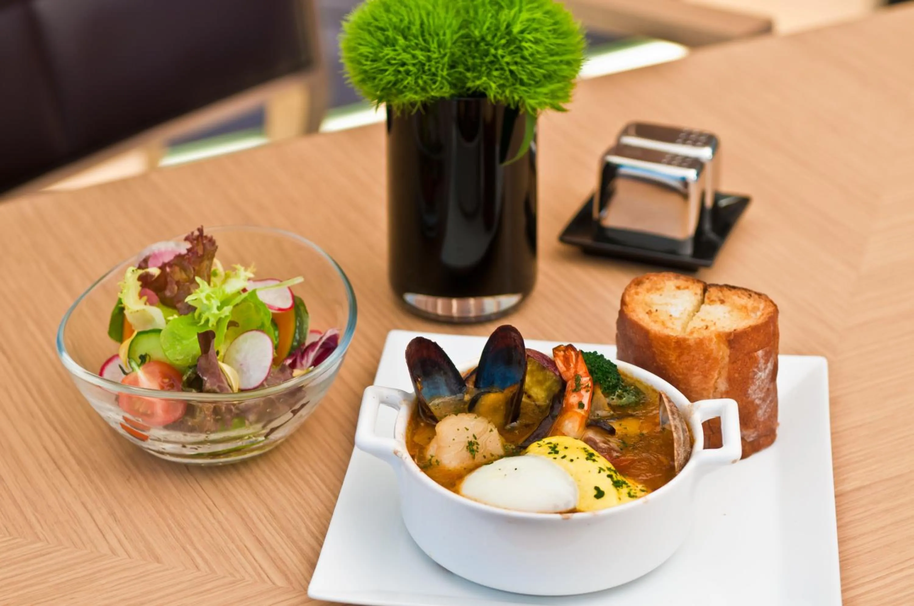 Restaurant/places to eat in The Capitol Hotel Tokyu