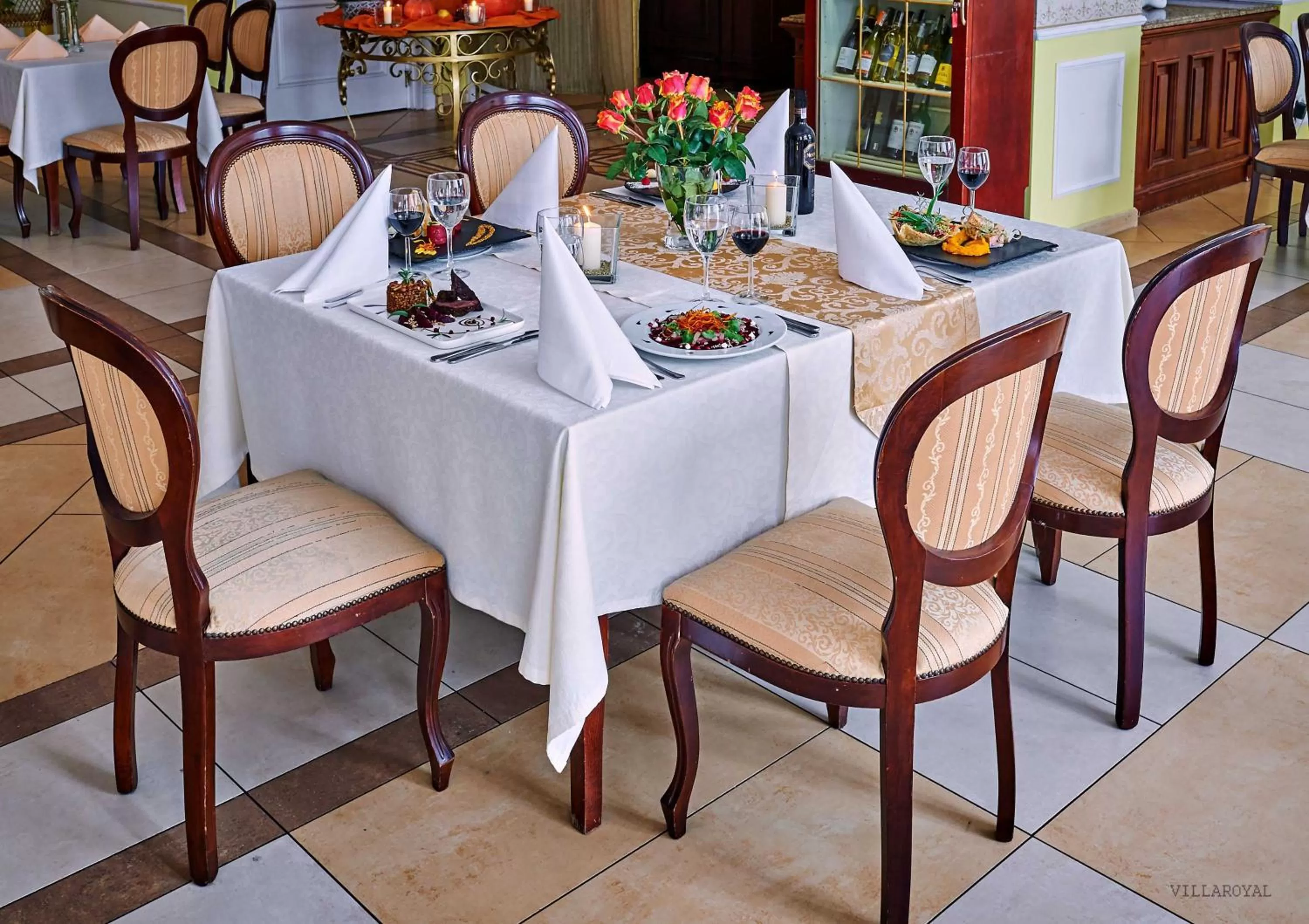 Restaurant/places to eat in Villa Royal