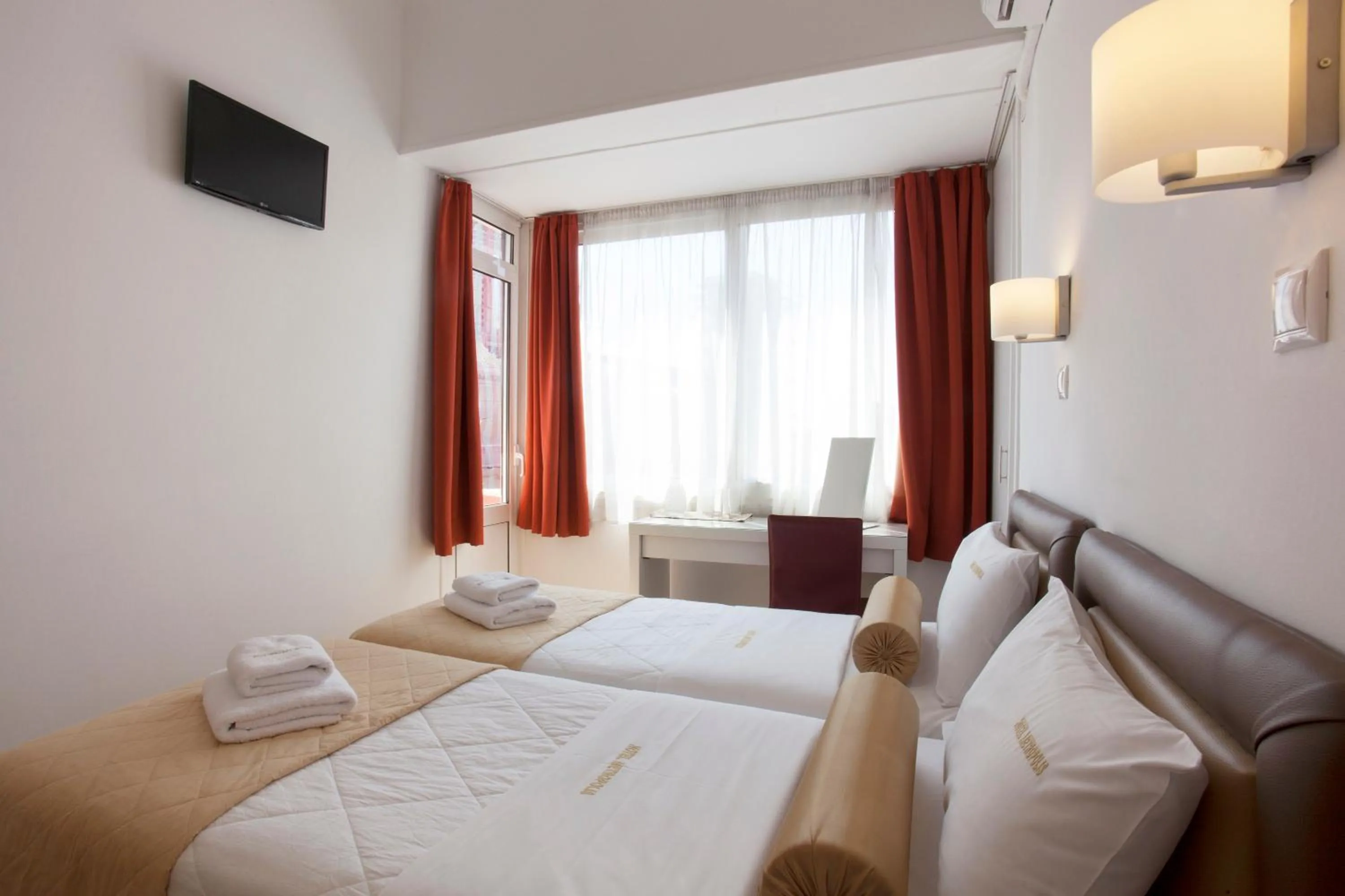 Bed in Metropolis Hotel