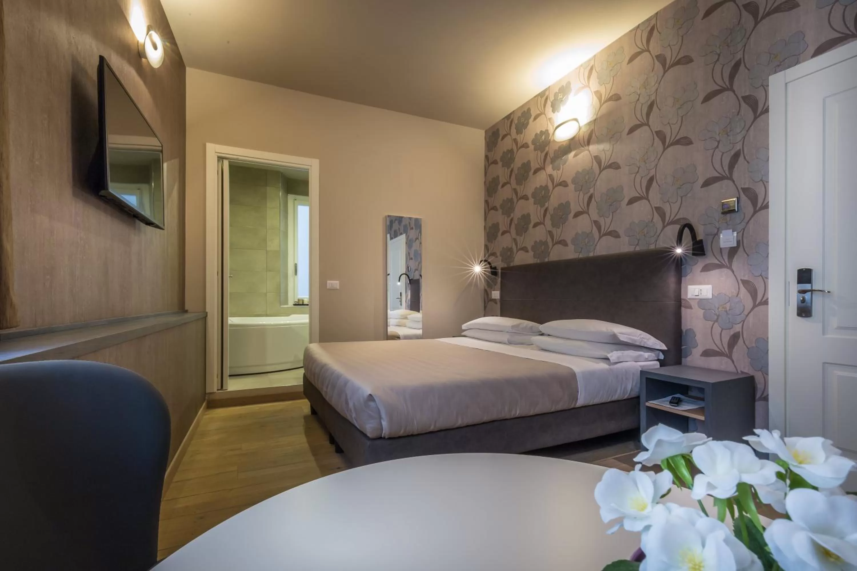 Superior Double Room with Spa Bath in Florence Old Bridge B&B