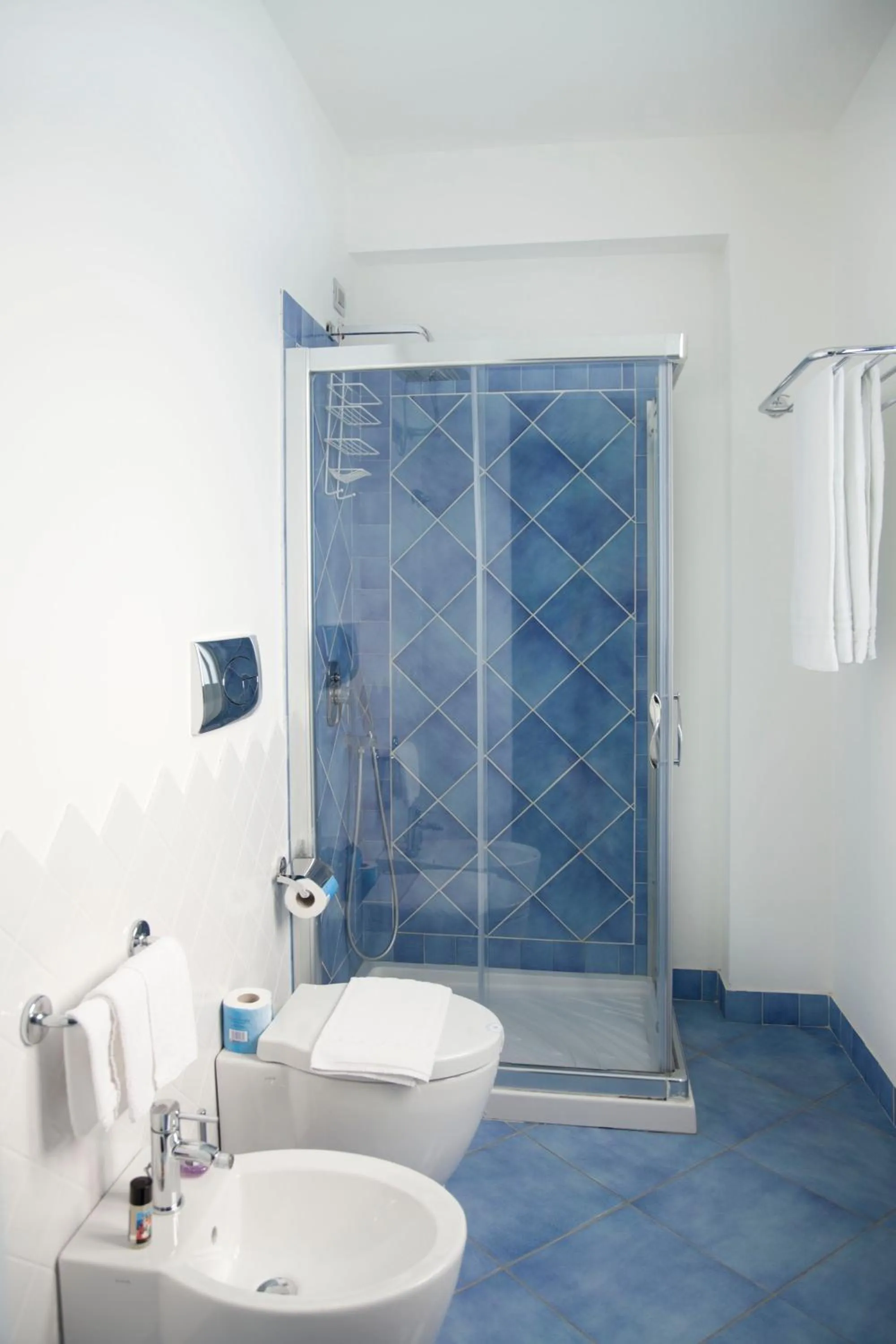 Shower in Hotel Cutimare - Aeolian Charme