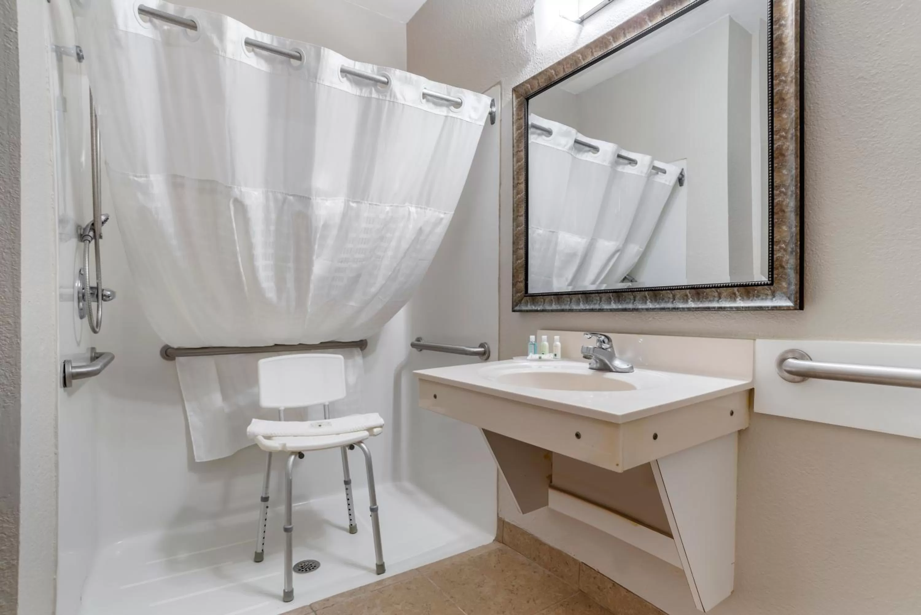 Shower in Quality Inn Moultrie