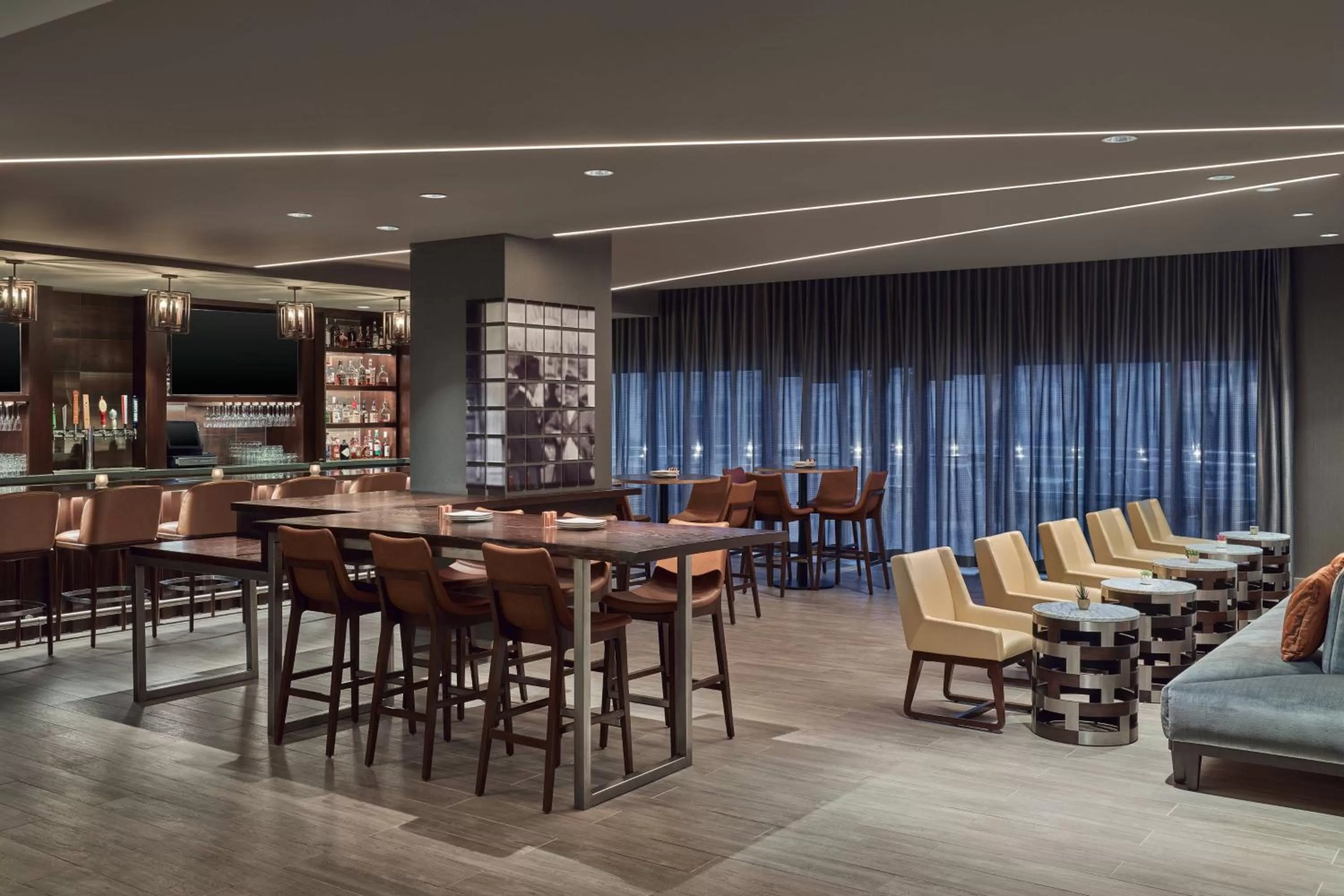 Lounge or bar in Delta Hotels by Marriott Ashland Downtown