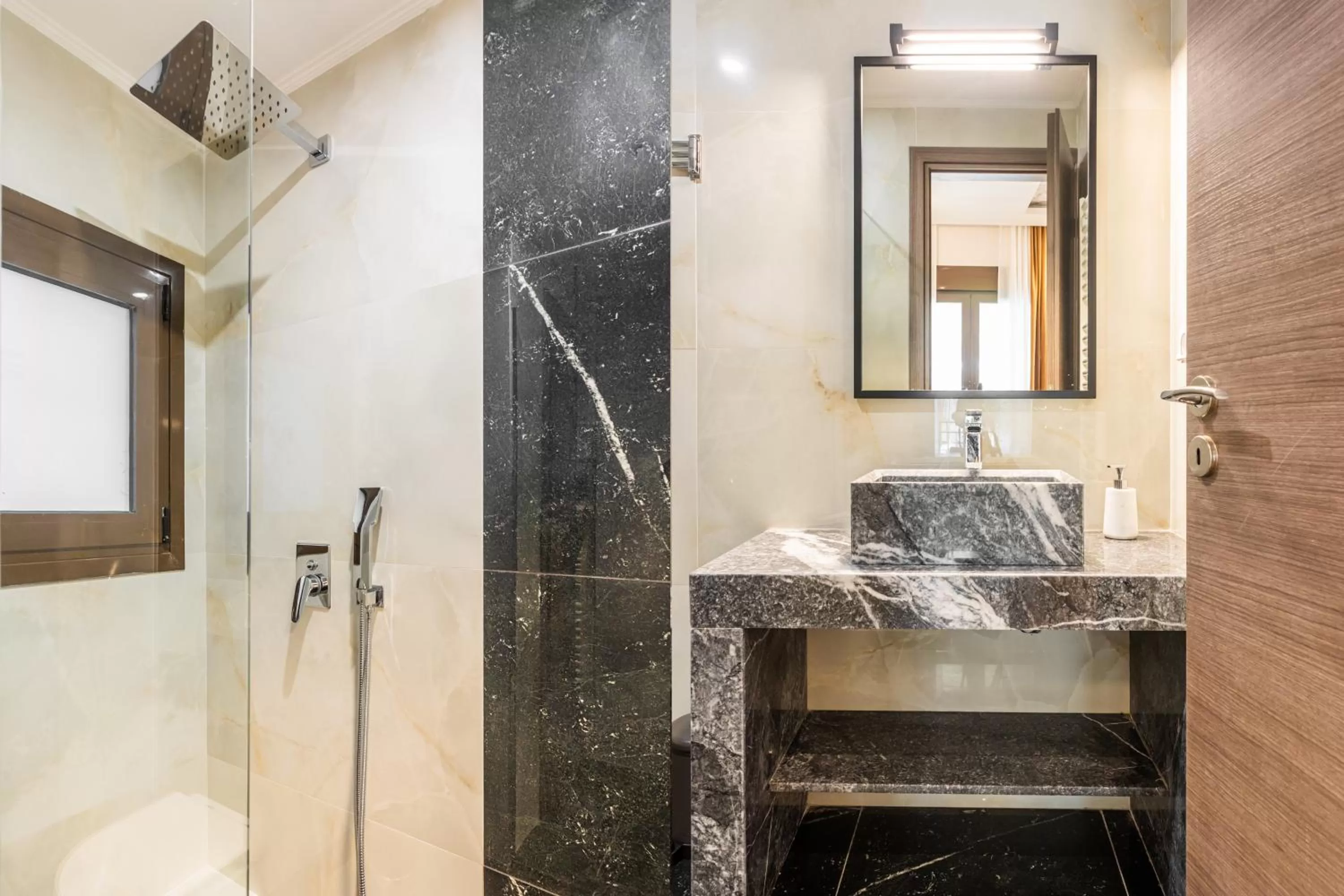 Bathroom in Nicholas Point Apartments and Rooms