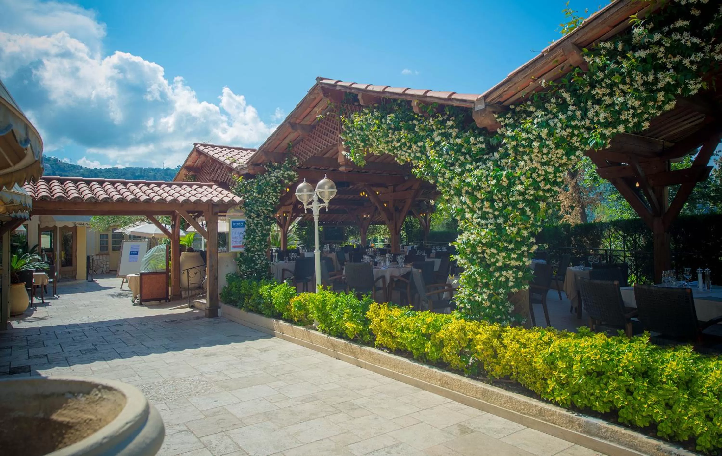 Restaurant/places to eat in Hotel Lou Castelet