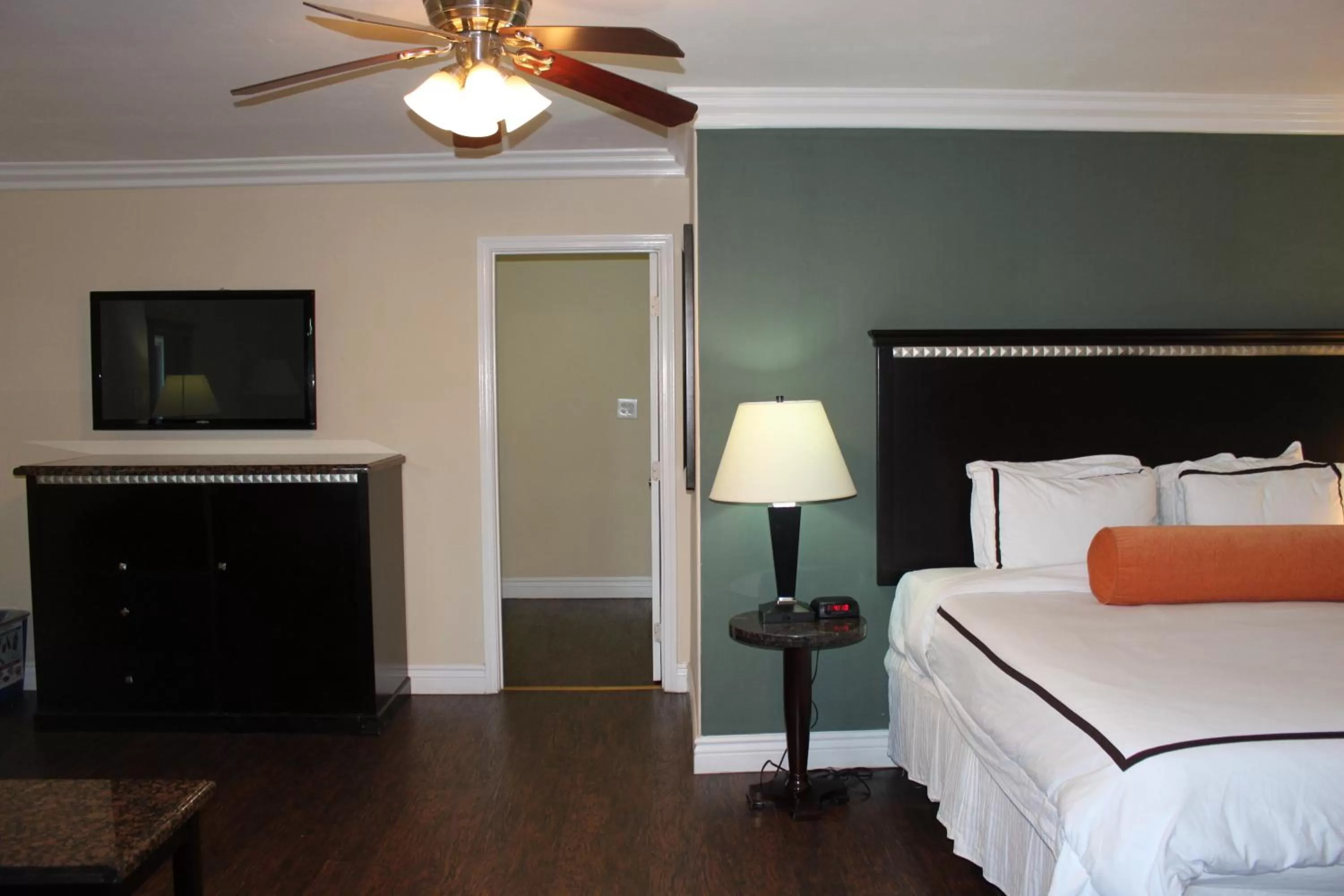 TV and multimedia, Bed in Travelodge by Wyndham Santa Maria