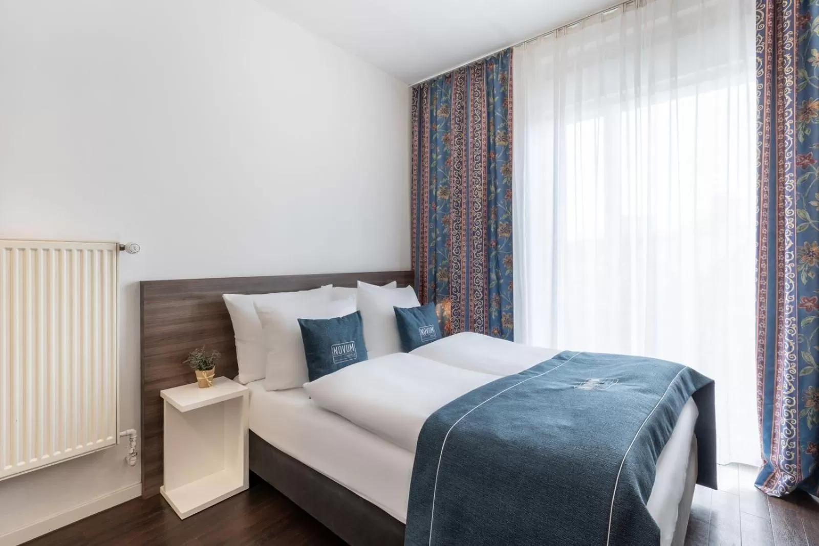 Standard Queen Room in Hotel Continental Frankfurt