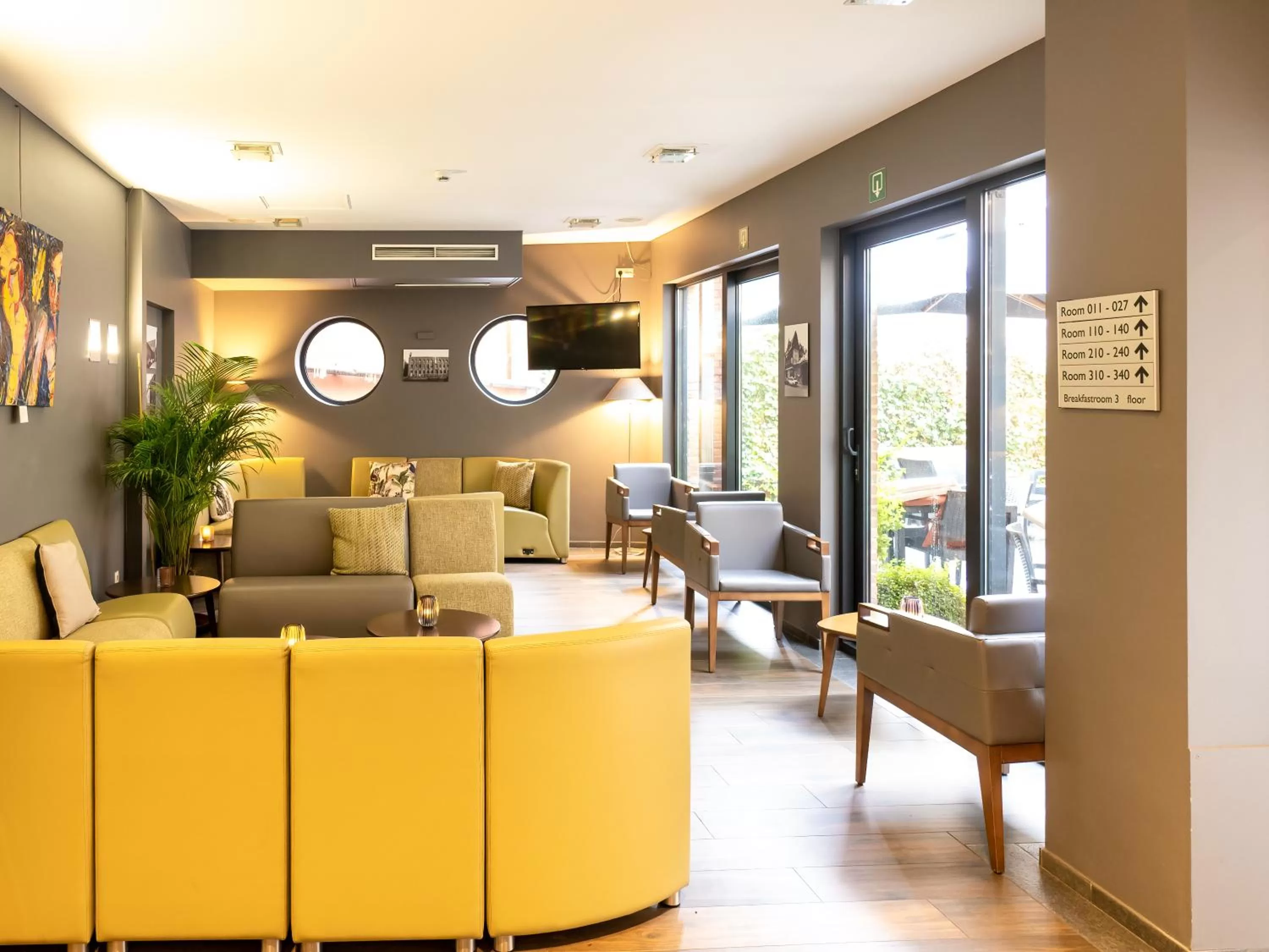 Communal lounge/ TV room in Ghent River Hotel