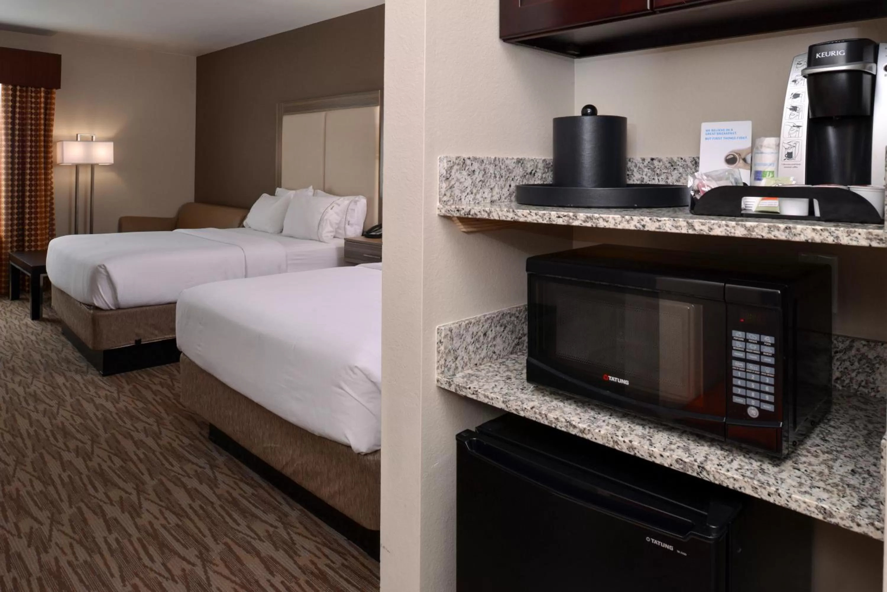 Coffee/tea facilities, Bed in Holiday Inn Express & Suites Williams by IHG