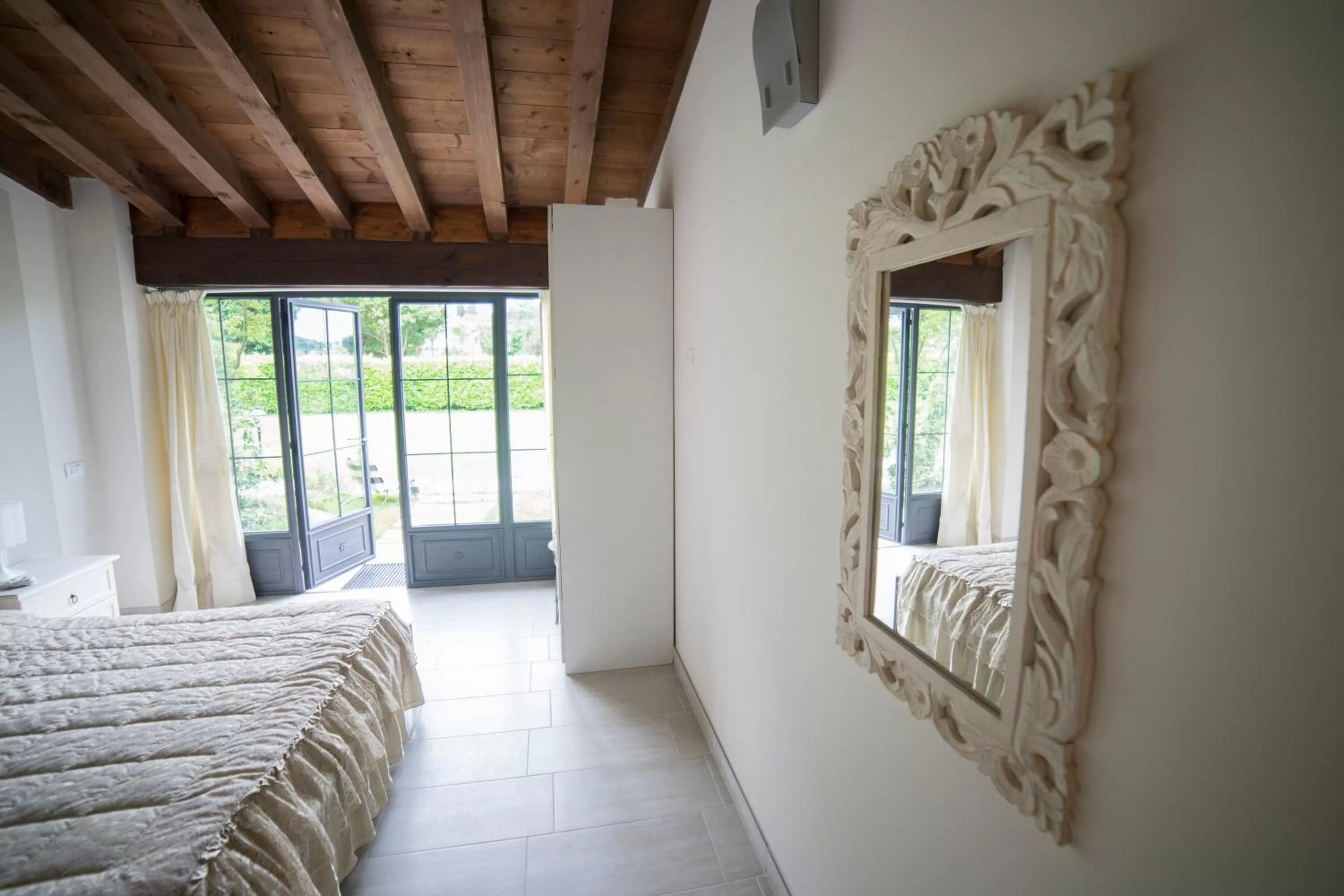 Photo of the whole room, Bed in Villa Franca in Franciacorta