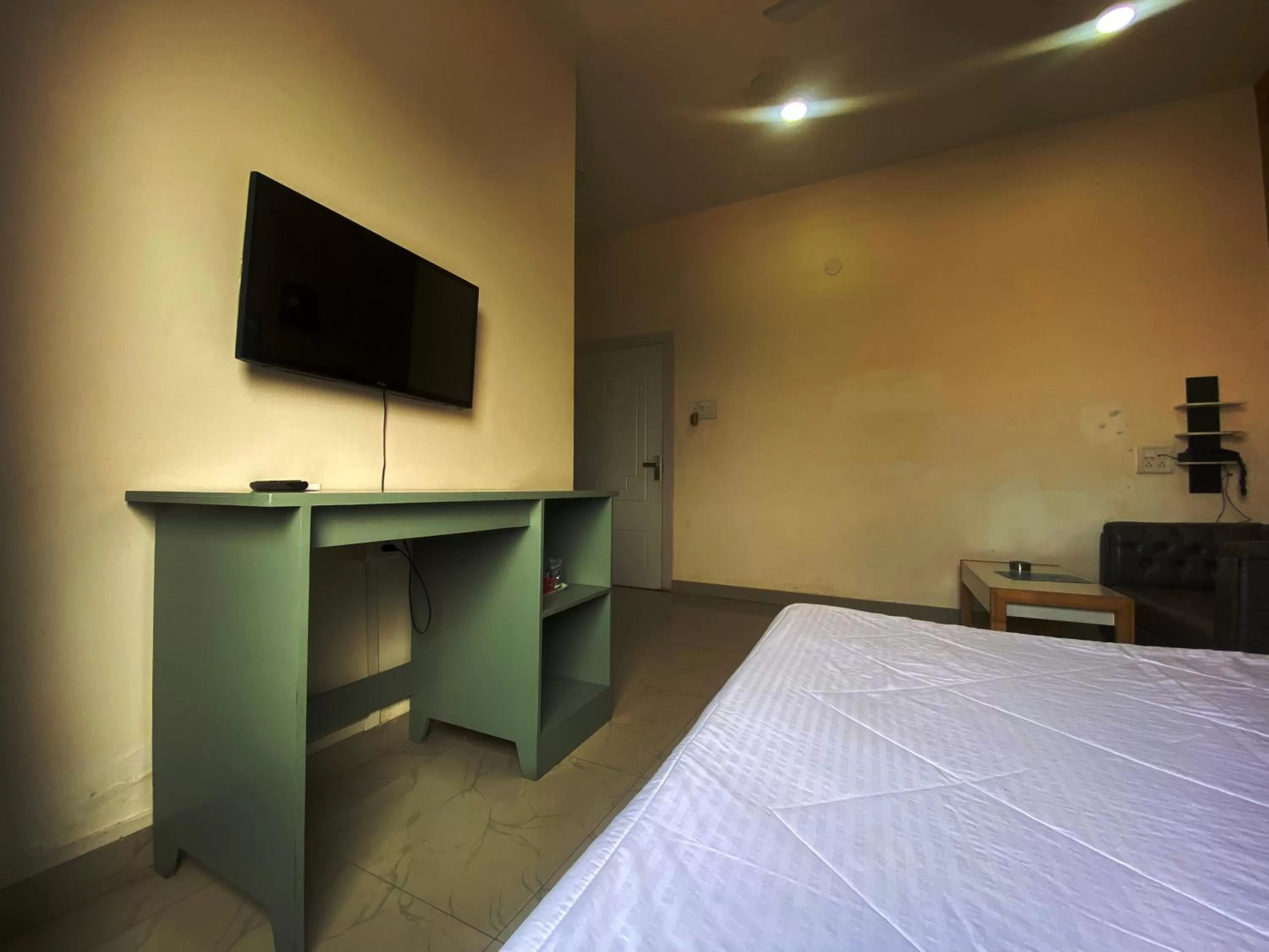 Communal lounge/ TV room, Bed in CITRINE HOTEL