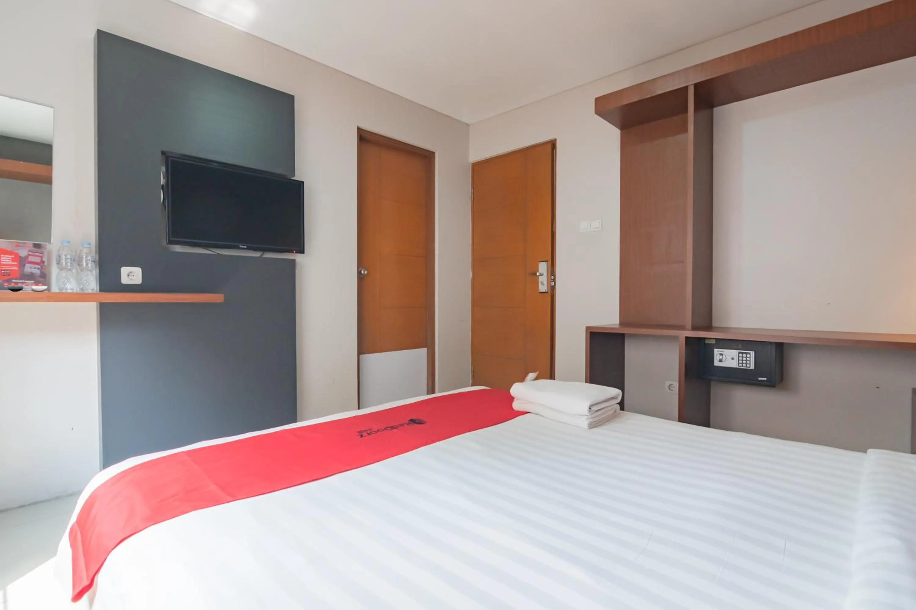 Bedroom, Bed in RedDoorz Plus @ Dago Pojok 3