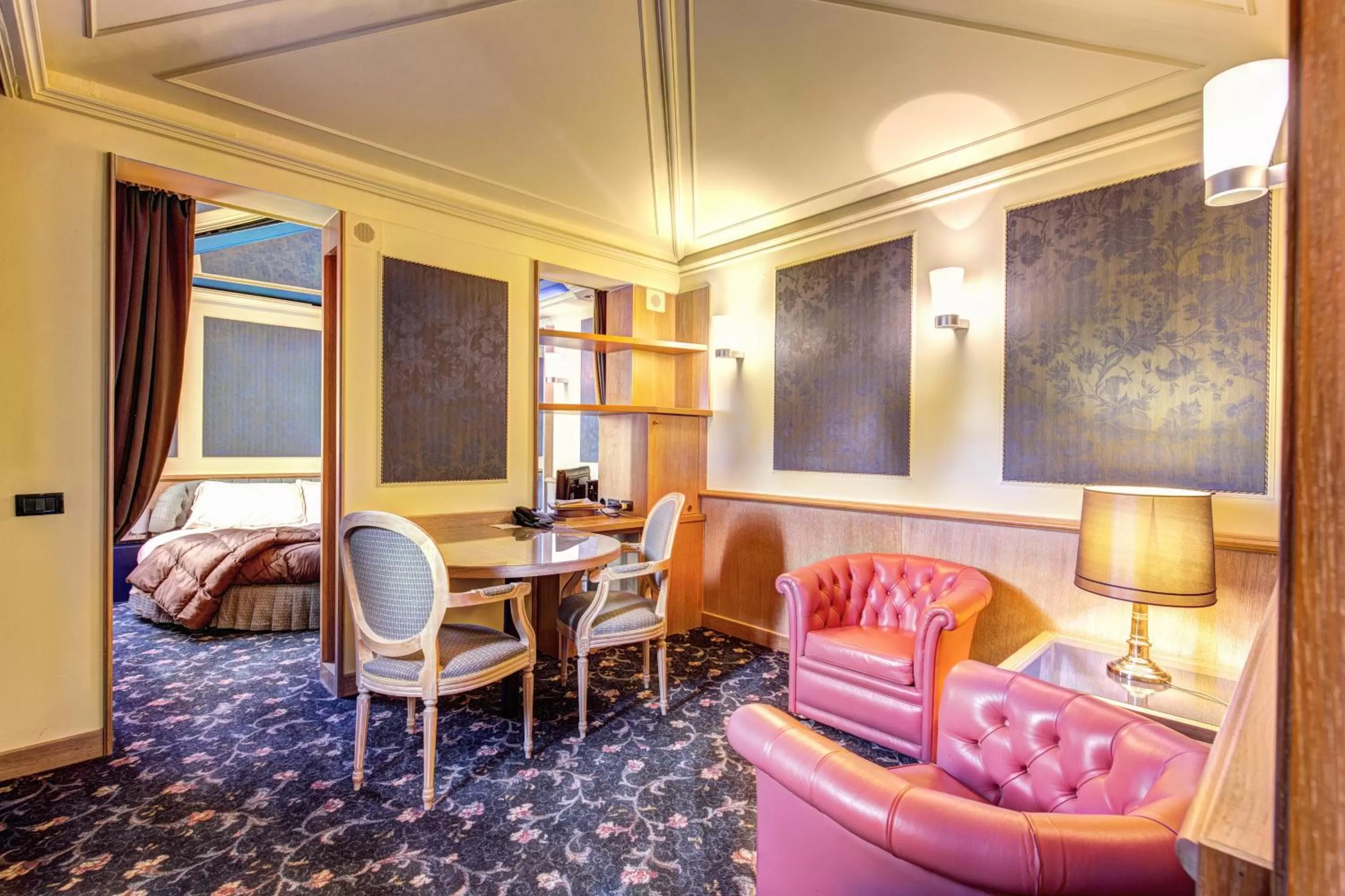 Living room, Bed in Hotel Motel Regal