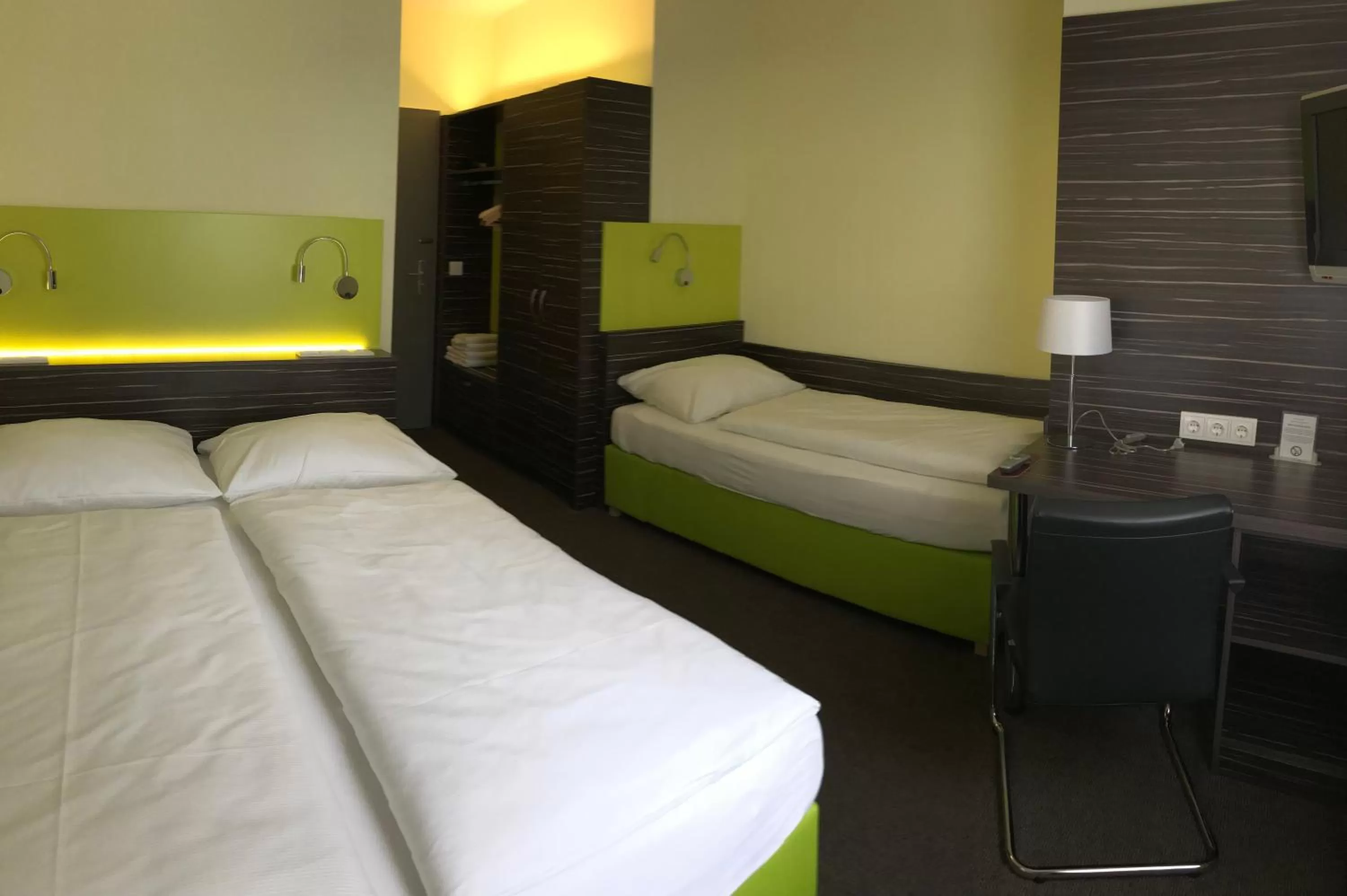 Photo of the whole room, Bed in Behringers City Hotel Nürnberg