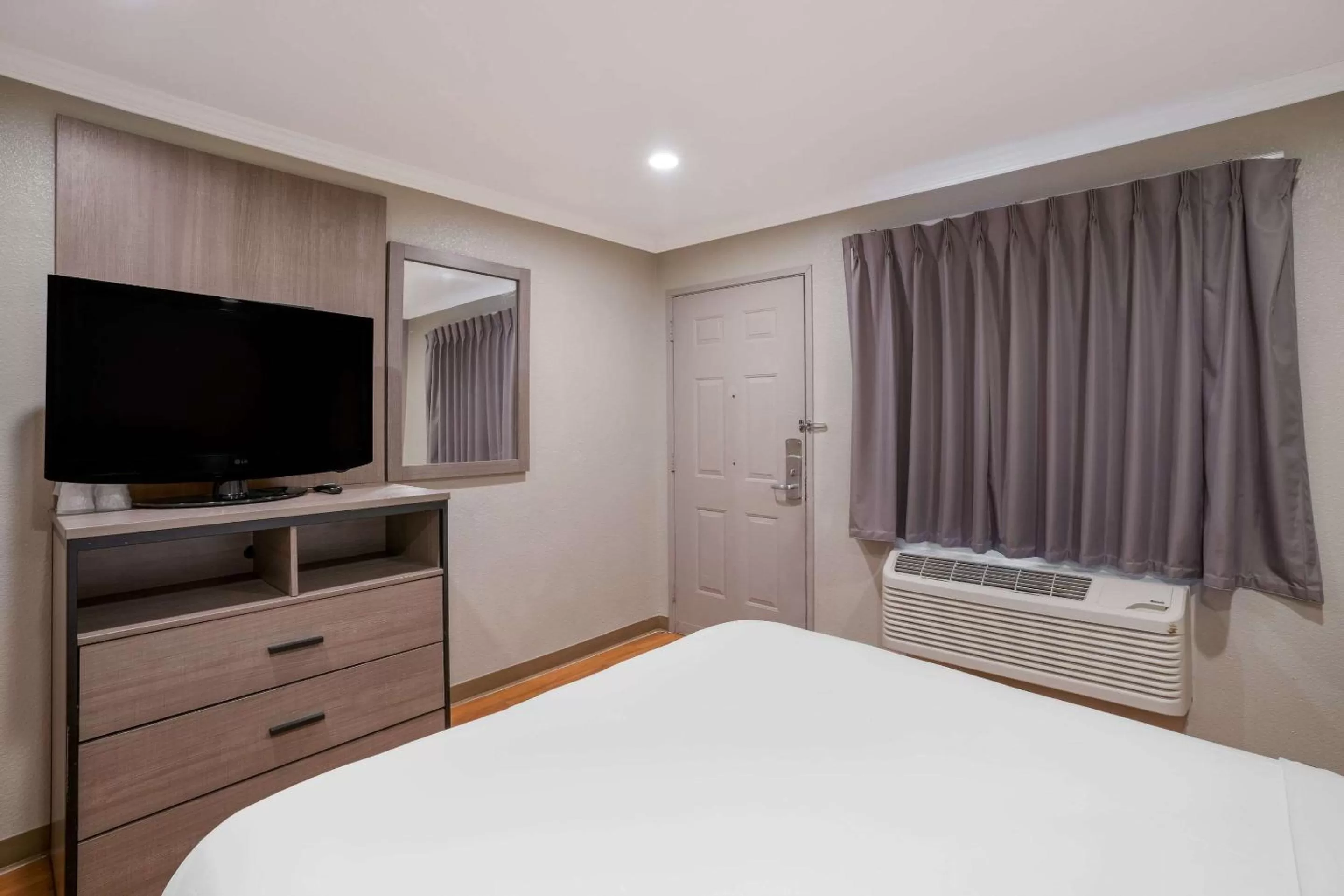 Bedroom, TV/Entertainment Center in Econo Lodge