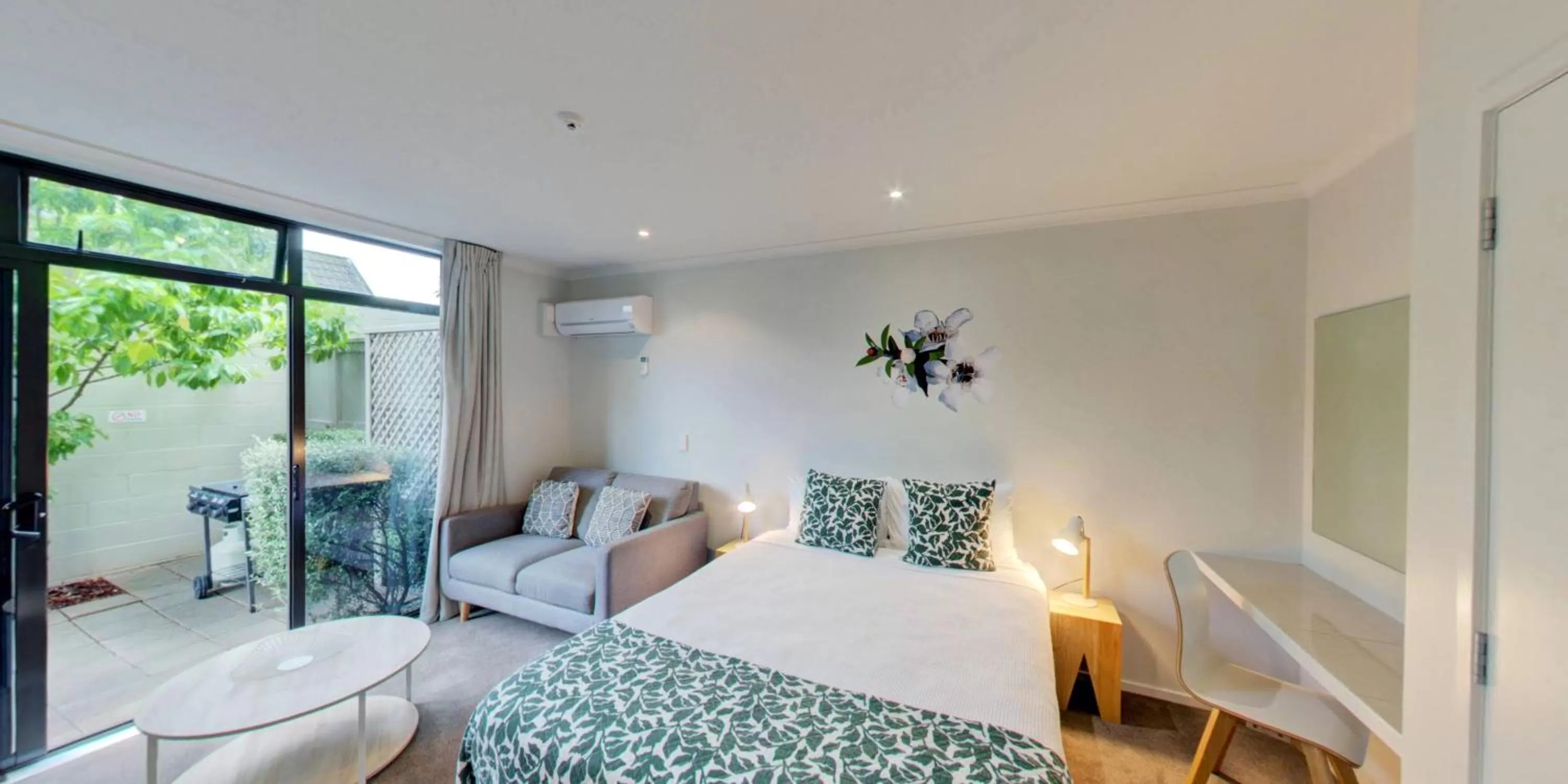 Living room, Bed in Alpine Lake Motel