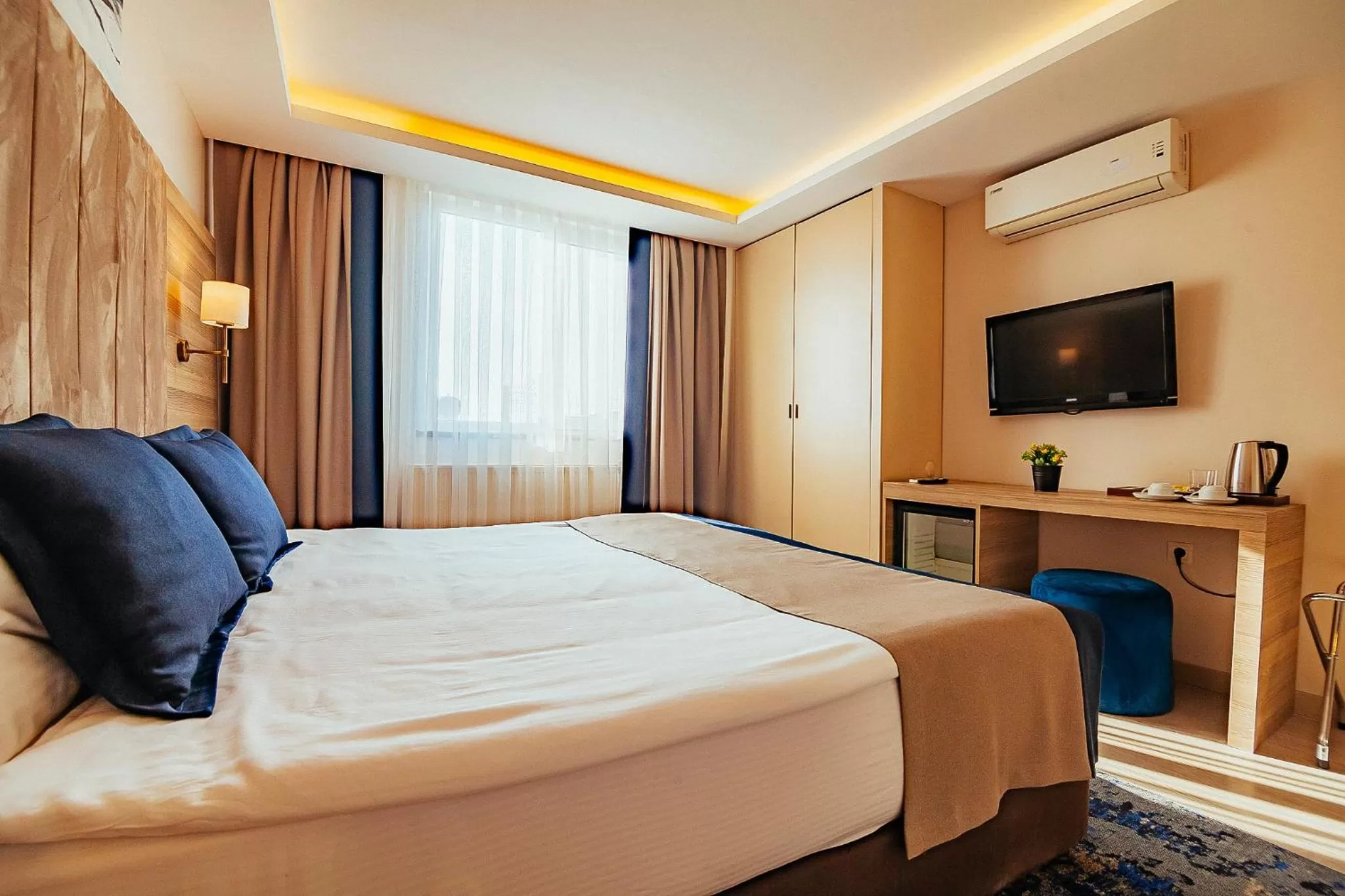 Photo of the whole room, Bed in The Milltown Hotel