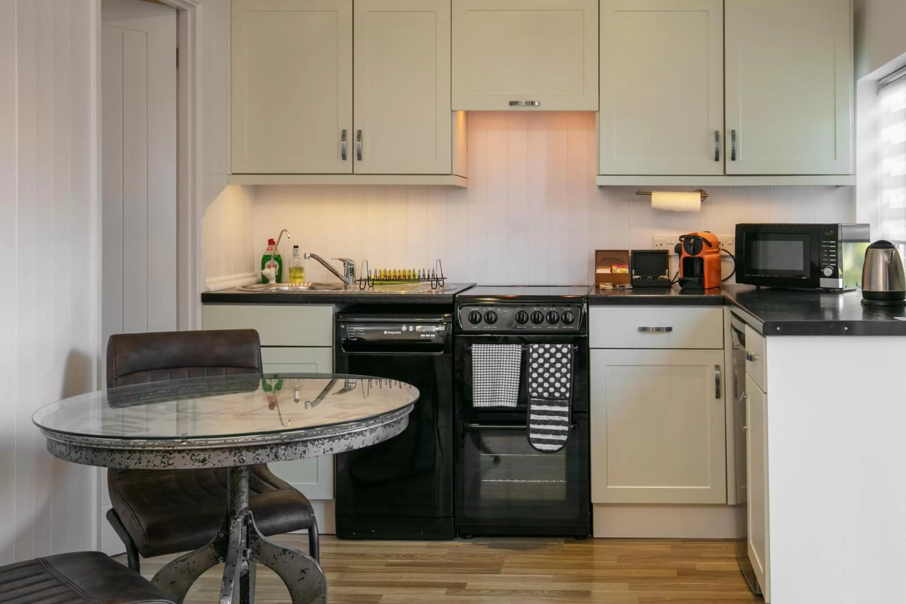 Kitchen or kitchenette in Best Western Annesley House Hotel